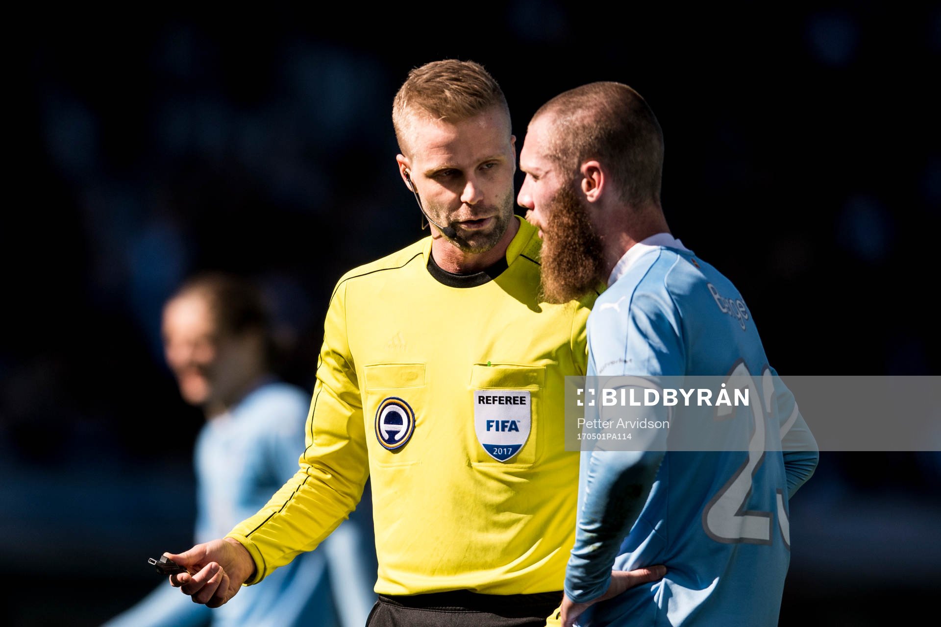 Domare Glenn Nyberg i samtal med Malmö FFs Jo Inge Berget