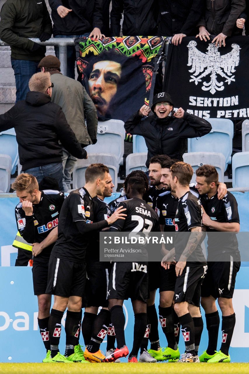 Örebros spelare jublar framför sina supportrar
