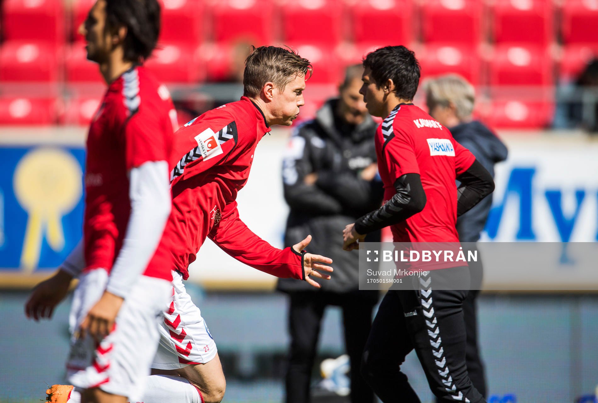 Kalmars Viktor Elm värmer upp införfotbollsmatchen i