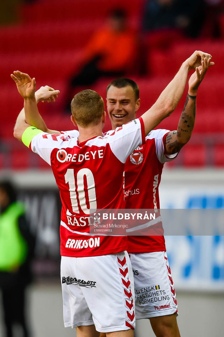 Kalmars Melker Hallberg och Tobias Eriksson jublar efter 1-0 under fotbollsmatchen i Allsvenskan mellan Kalmar FF och Halmstad BK den 1 maj 2017 i Kalmar.