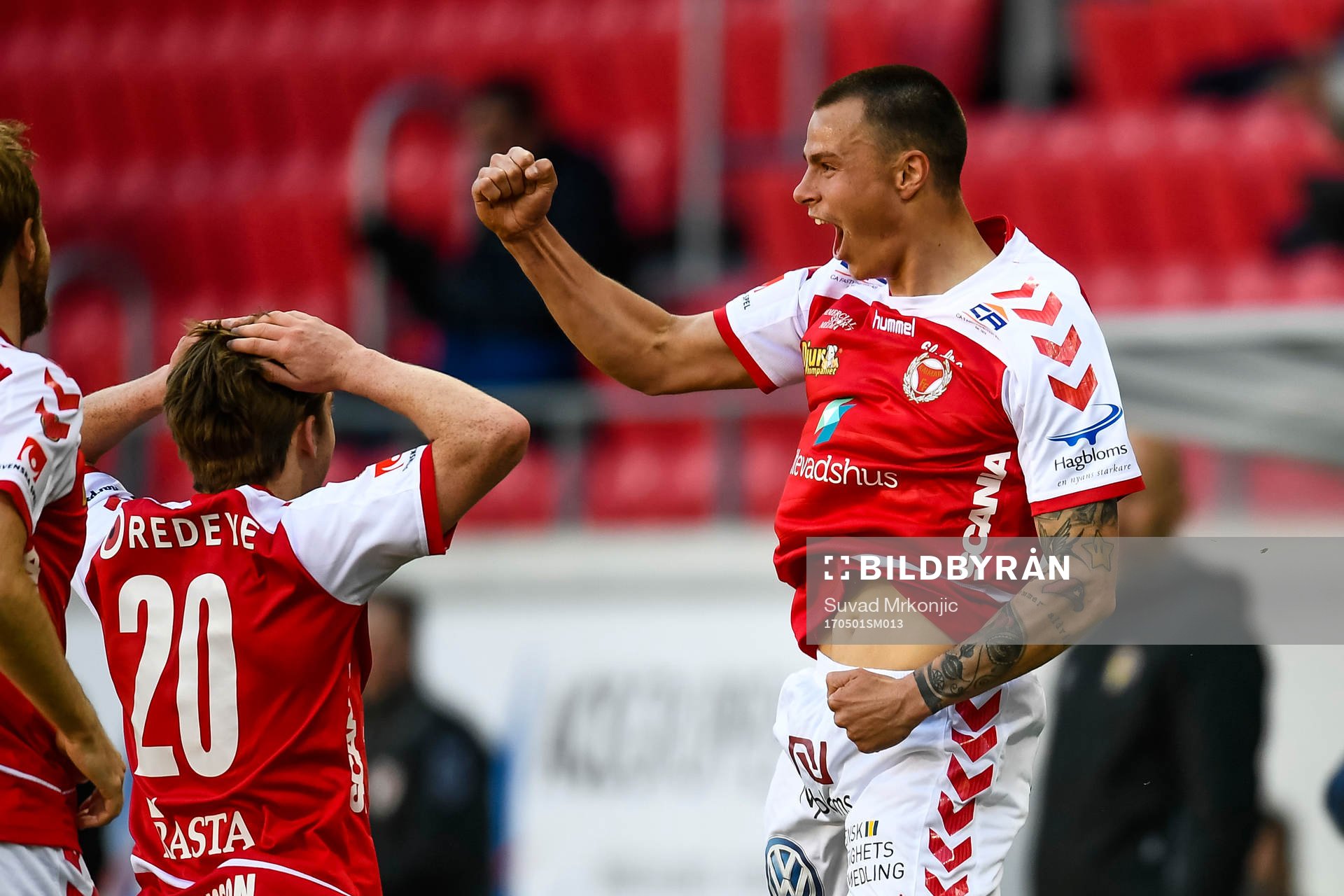 Kalmars Melker Hallberg och Carl Johansson jublar efter 1-0 under fotbollsmatchen i Allsvenskan mellan Kalmar FF och Halmstad BK den 1 maj 2017 i Kalmar.