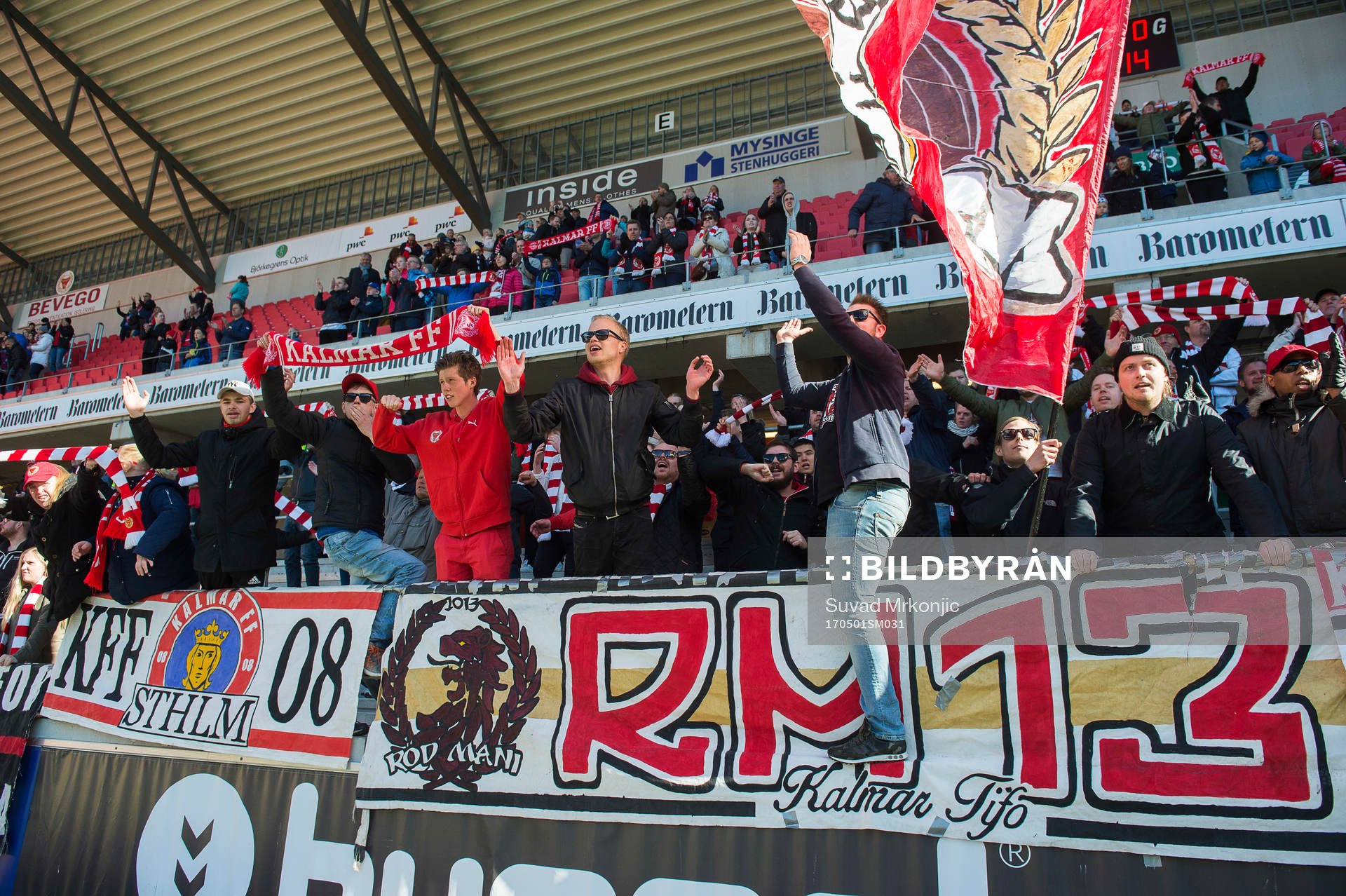 Kalmarfansen jublar   under fotbollsmatchen i Allsvenskan mellan Kalmar FF och Halmstad BK den 1 maj 2017 i Kalmar.