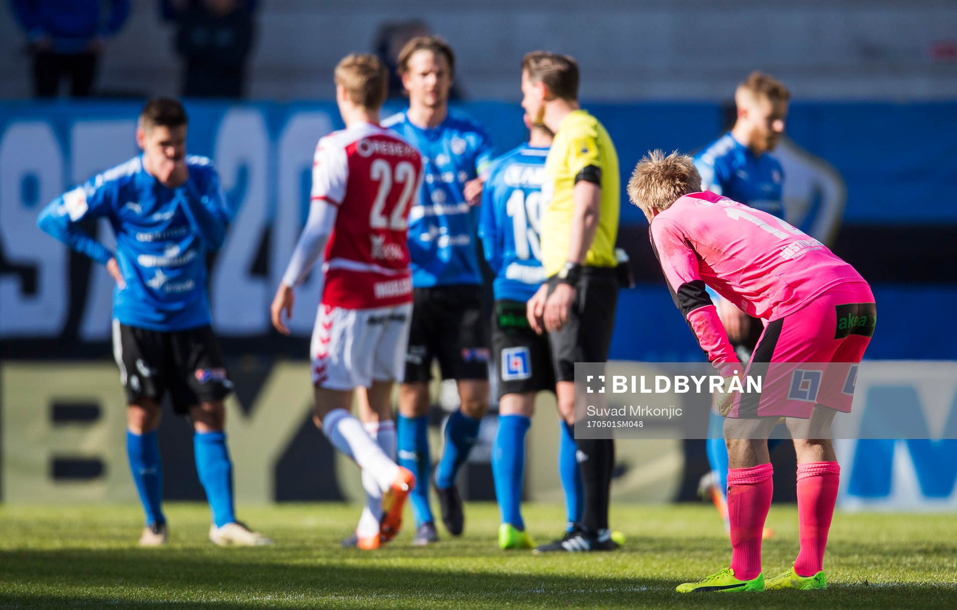 Halmstads målvakt Isak Pettersson deppar