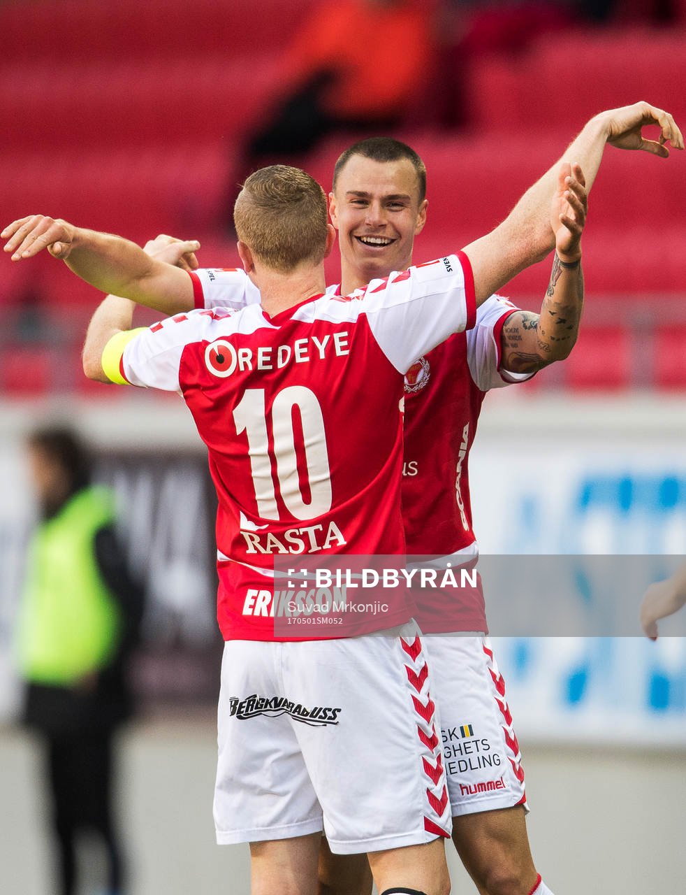 Kalmars Melker Hallberg jublar tillsammans med Tobias Eriksson efter sitt 1-0 mål under fotbollsmatchen i Allsvenskan mellan Kalmar FF och Halmstad BK den 1 maj 2017 i Kalmar.