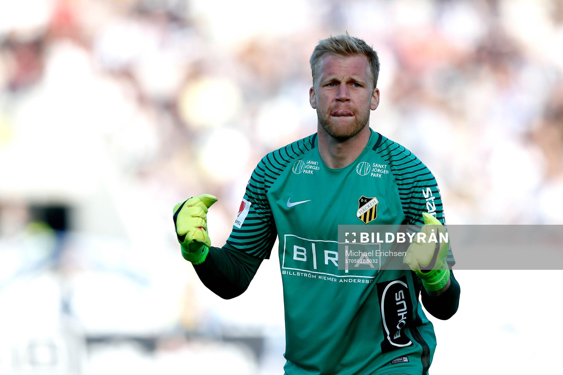 Häckens målvakt Peter Abrahamsson jublar