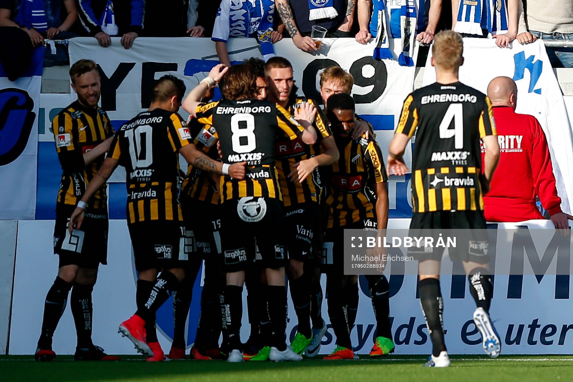 Häckens Nasiru Mohammed jublar med lagkamrater