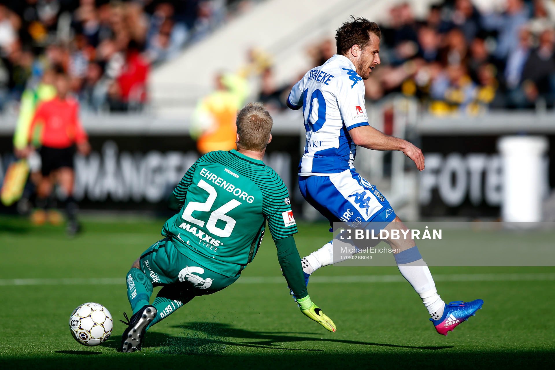 Häckens målvakt Peter Abrahamsson glidtacklar IFK