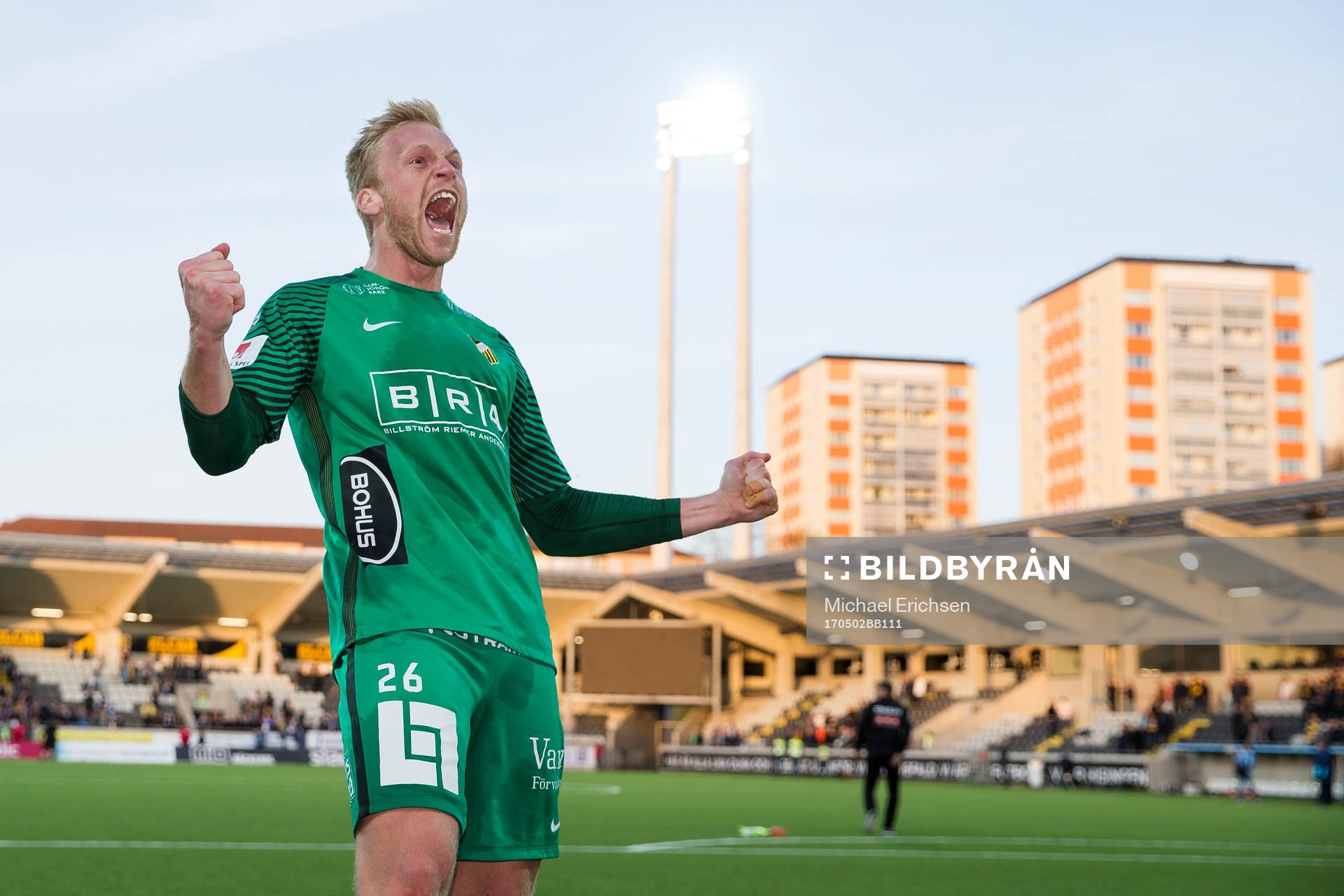 Häckens målvakt Peter Abrahamsson jublar