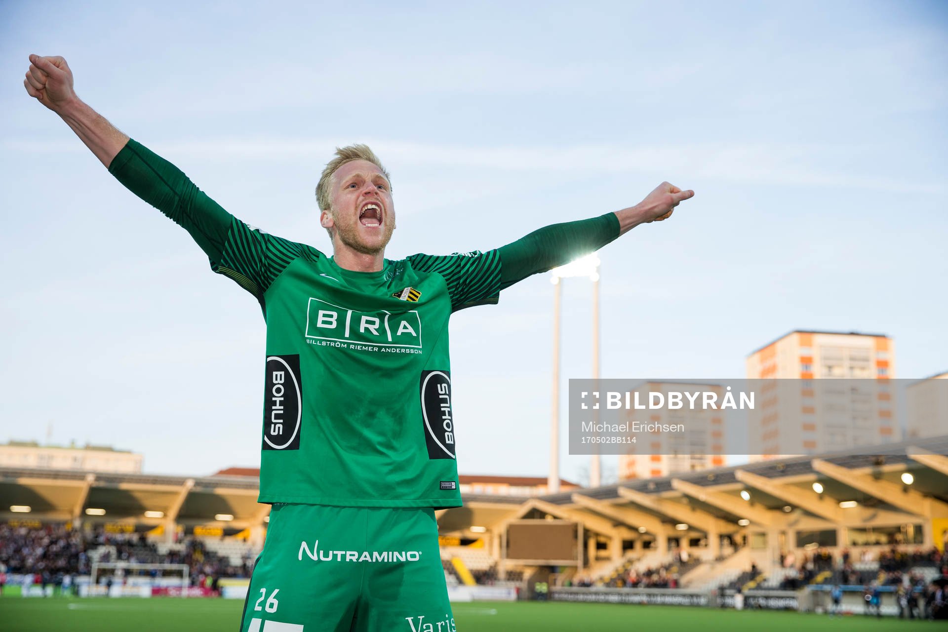 Häckens målvakt Peter Abrahamsson jublar