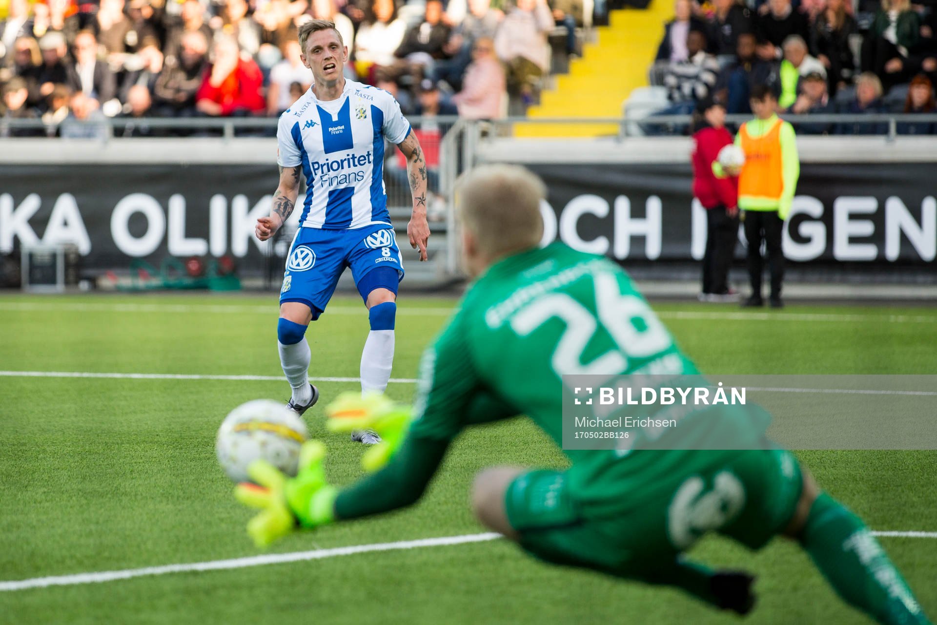 IFK Göteborgs Sören Rieks skjuter ett skott som Häckens