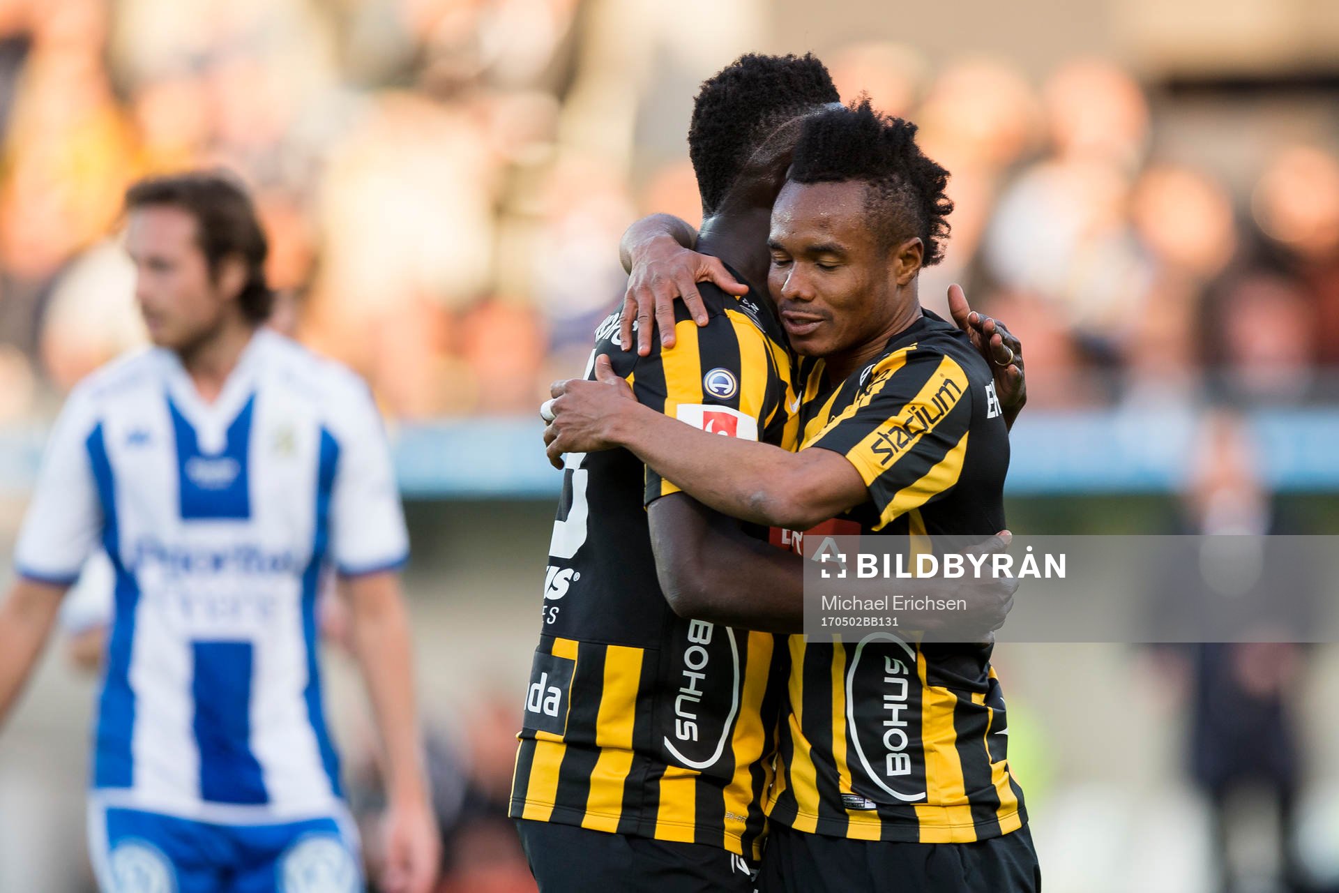 Häckens Alhassan Kamara och Nasiru Mohammed omfamnar