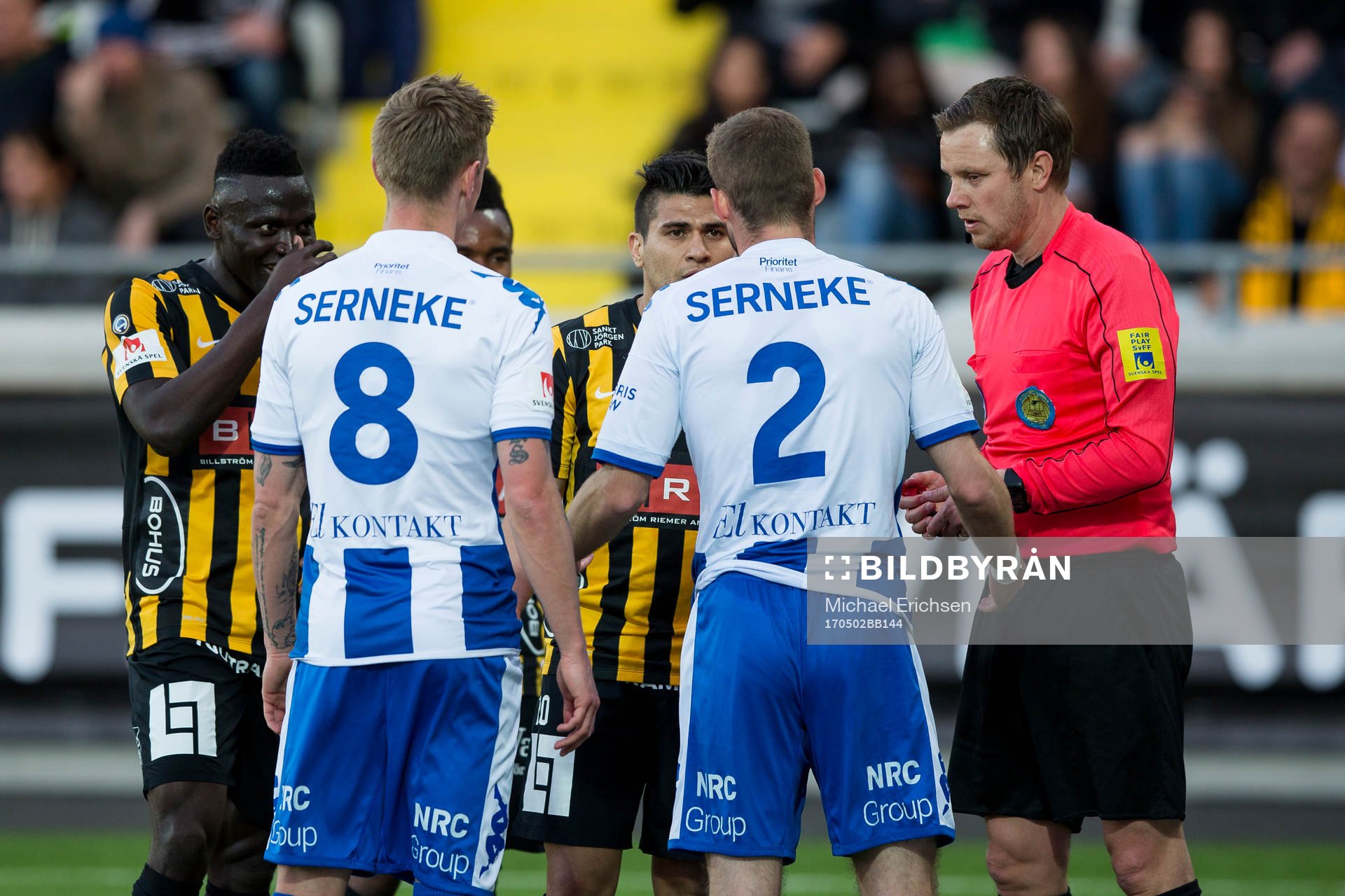 Häckens Paulinho pratar med IFK Göteborgs Emil Salomonsson