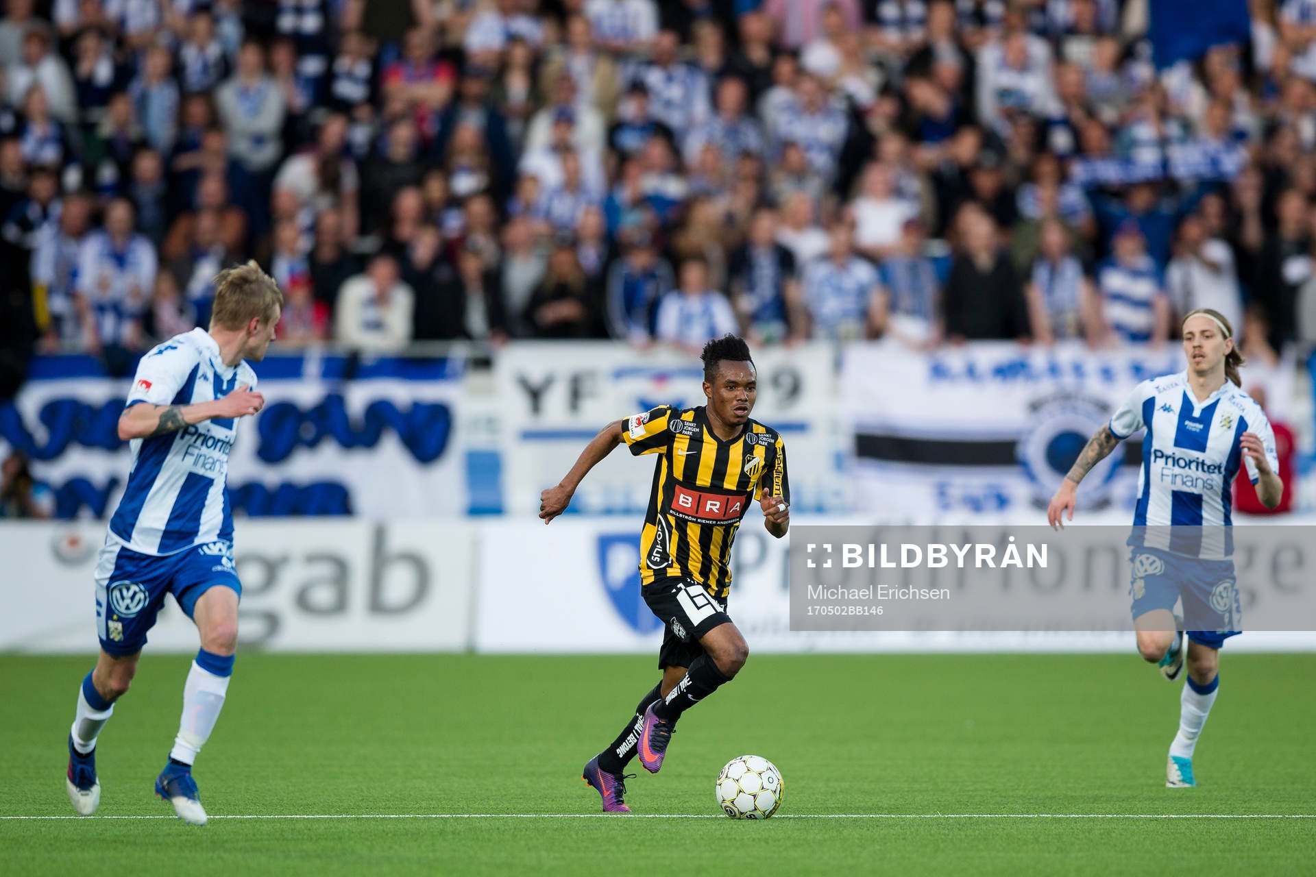 Häckens Nasiru Mohammed mellan IFK Göteborgs Sebastian