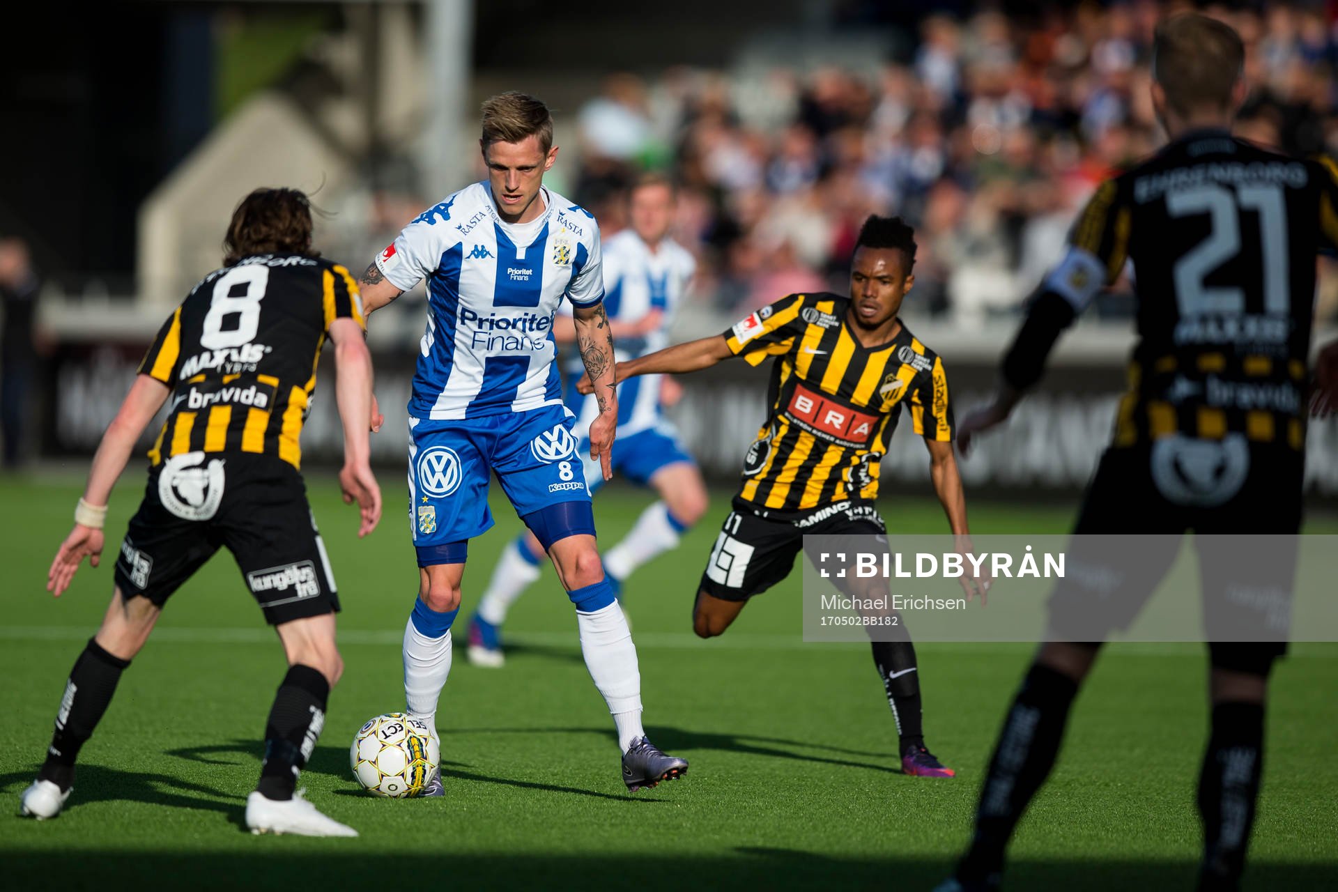 IFK Göteborgs Sören Rieks mot Häckens Erik Friberg och