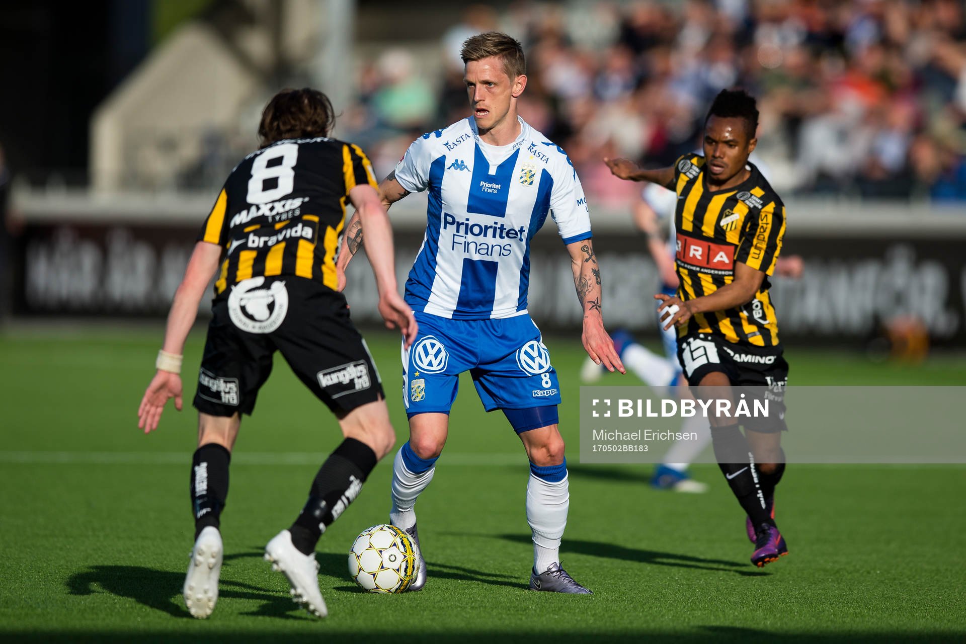IFK Göteborgs Sören Rieks mot Häckens Erik Friberg och
