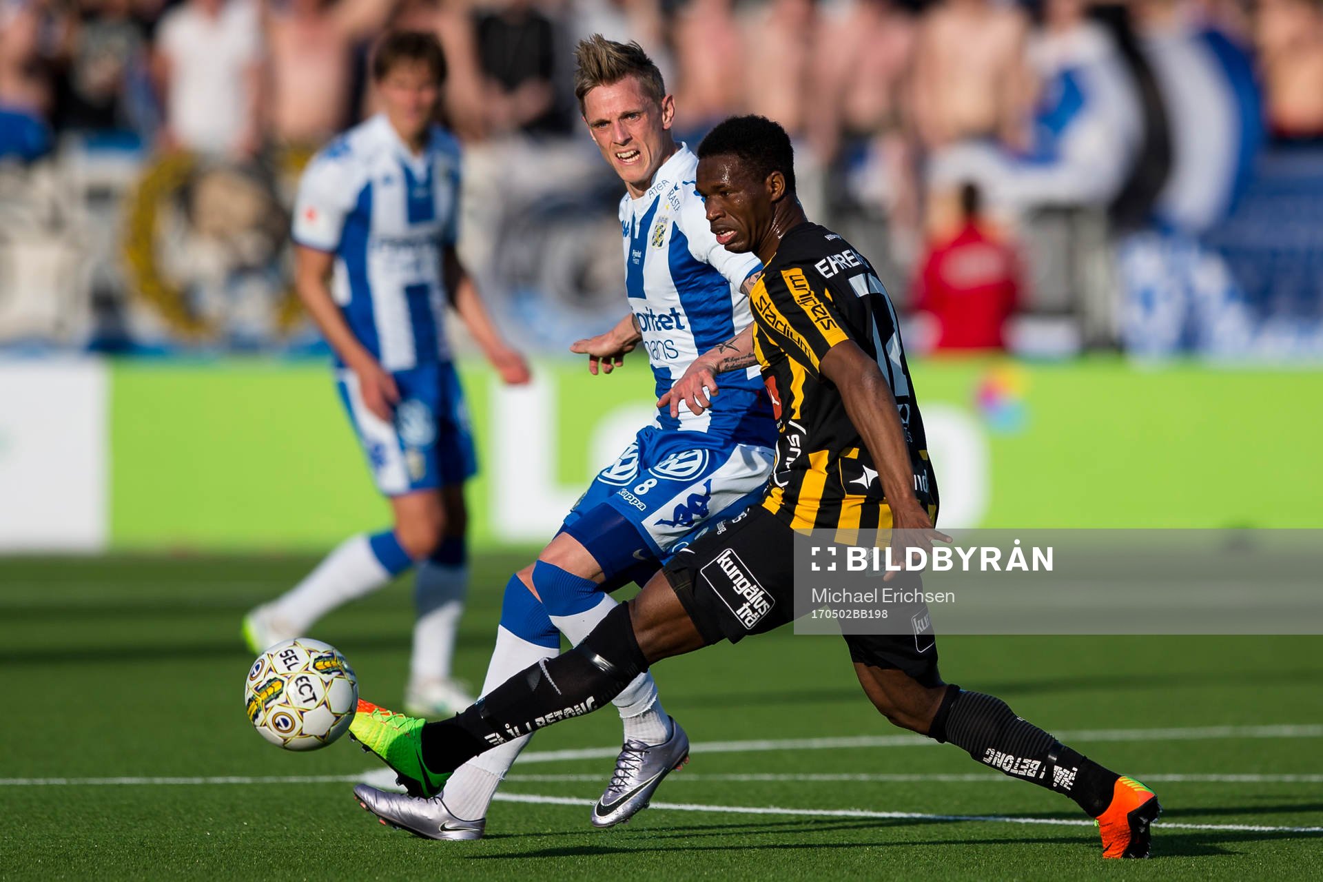 IFK Göteborgs Sören Rieks slår en passning förbi