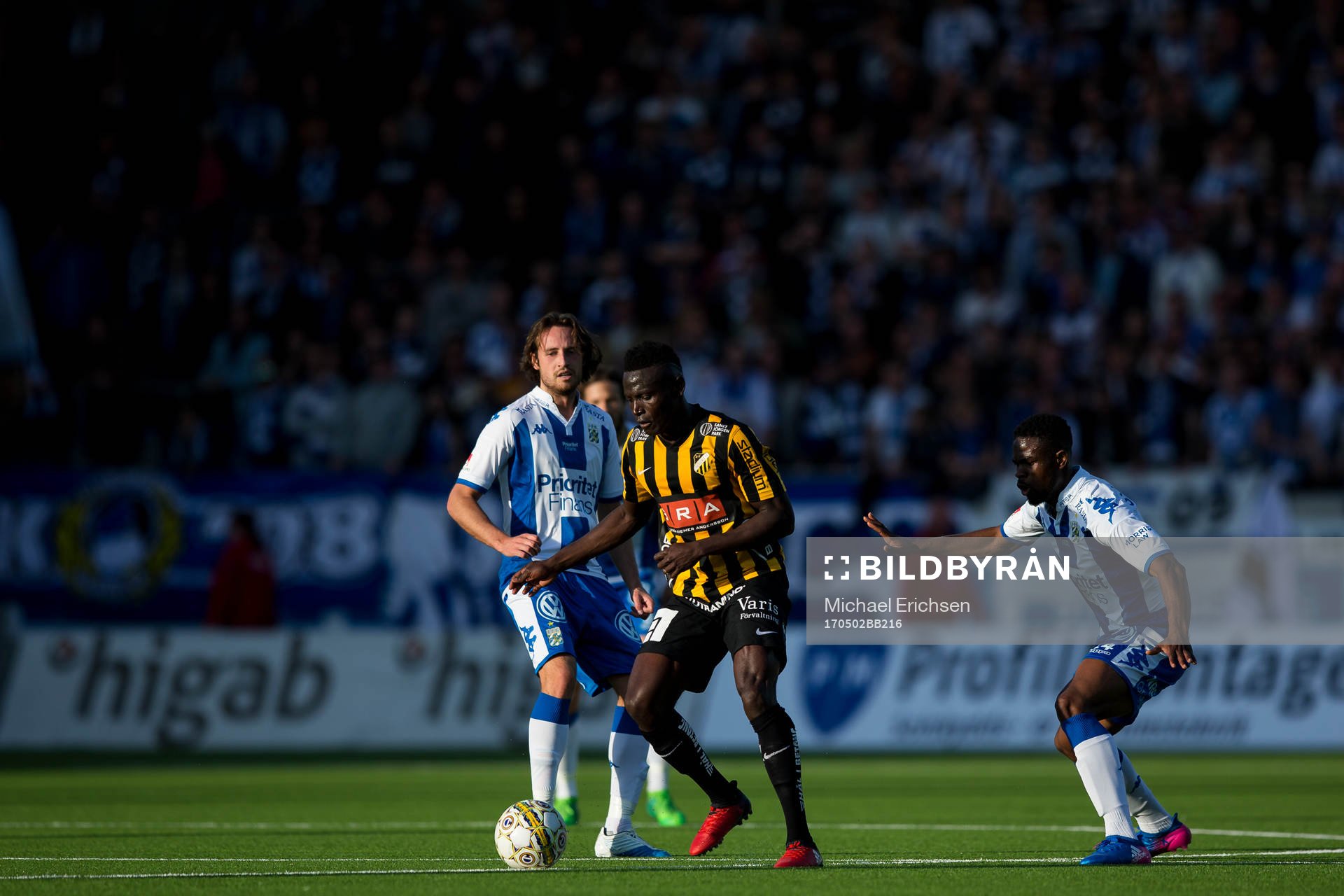 Häckens Alhassan Kamara mellan IFK Göteborgs Mikkel