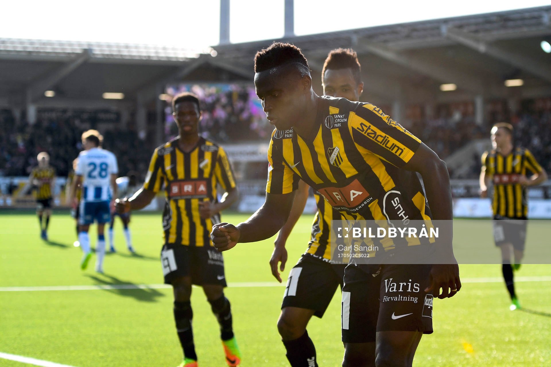 Häckens Alhassan Kamara jublar efter 3-0 under fotbollsmatchen i Allsvenskan mellan Häcken och IFK Göteborg den 2 maj 2017 i Göteborg.