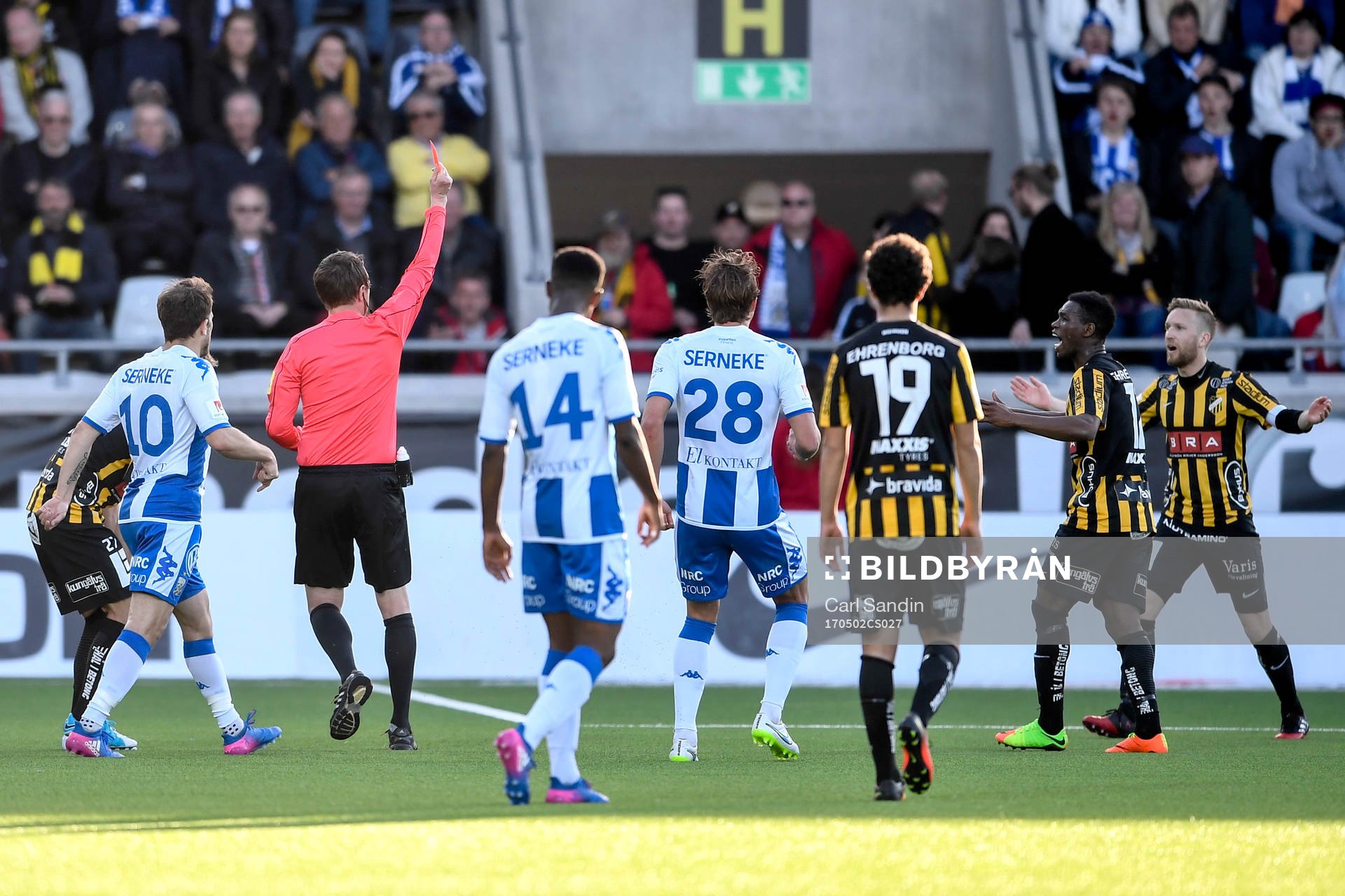Häckens Rasmus Lindgren får rött kort av domare Markus