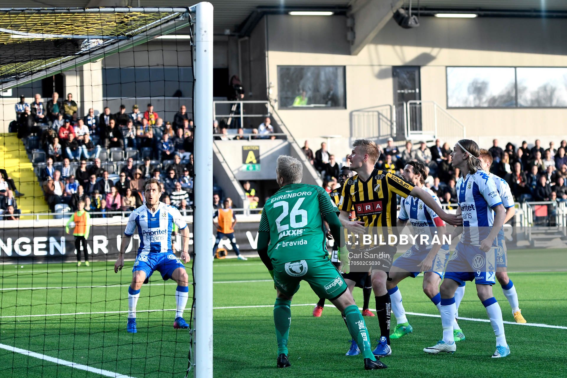 Bollen går i ribban bakom Häckens målvakt Peter