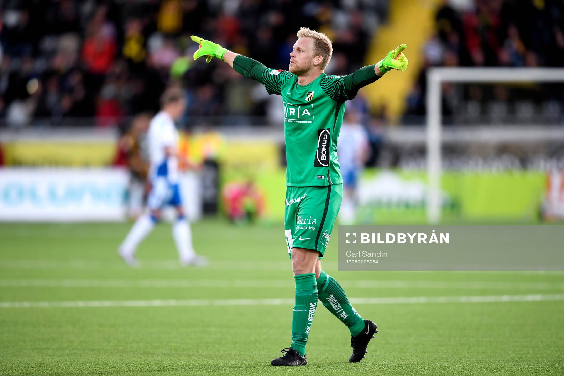 Häckens målvakt Peter Abrahamsson jublar efter 4-0 under fotbollsmatchen i Allsvenskan mellan Häcken och IFK Göteborg den 2 maj 2017 i Göteborg.