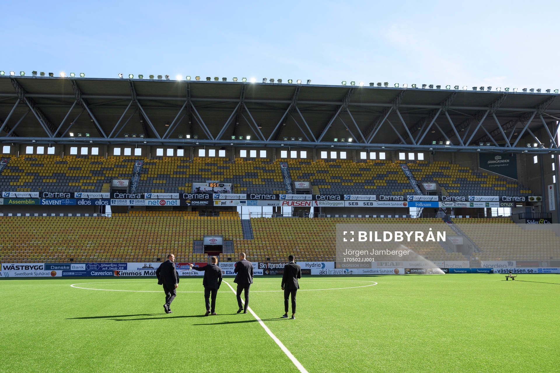 Domarteamet innan fotbollsmatchen i Allsvenskan mellan
