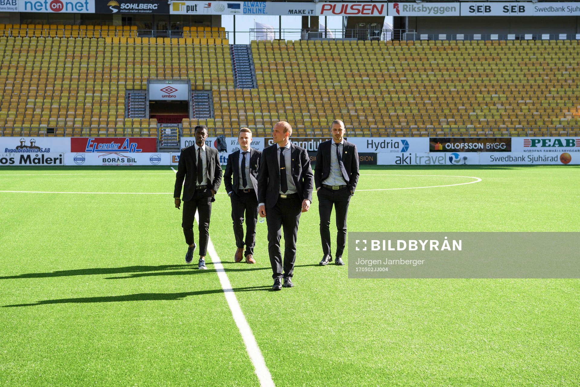 Domarteamet innan fotbollsmatchen i Allsvenskan mellan