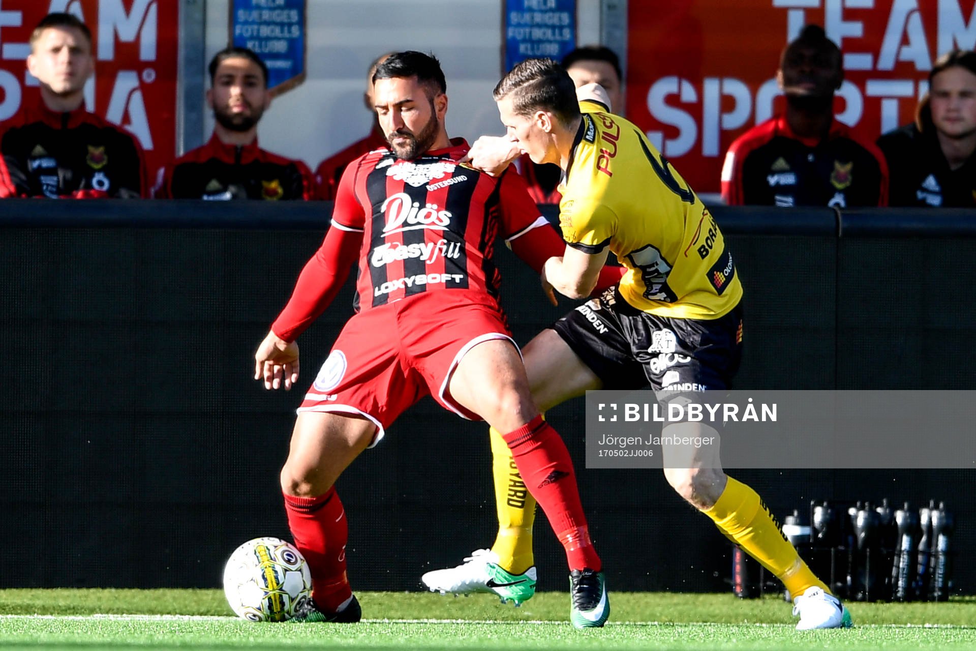 Östersunds Samuel Mensiro och Elfsborgs Jon Jönsson