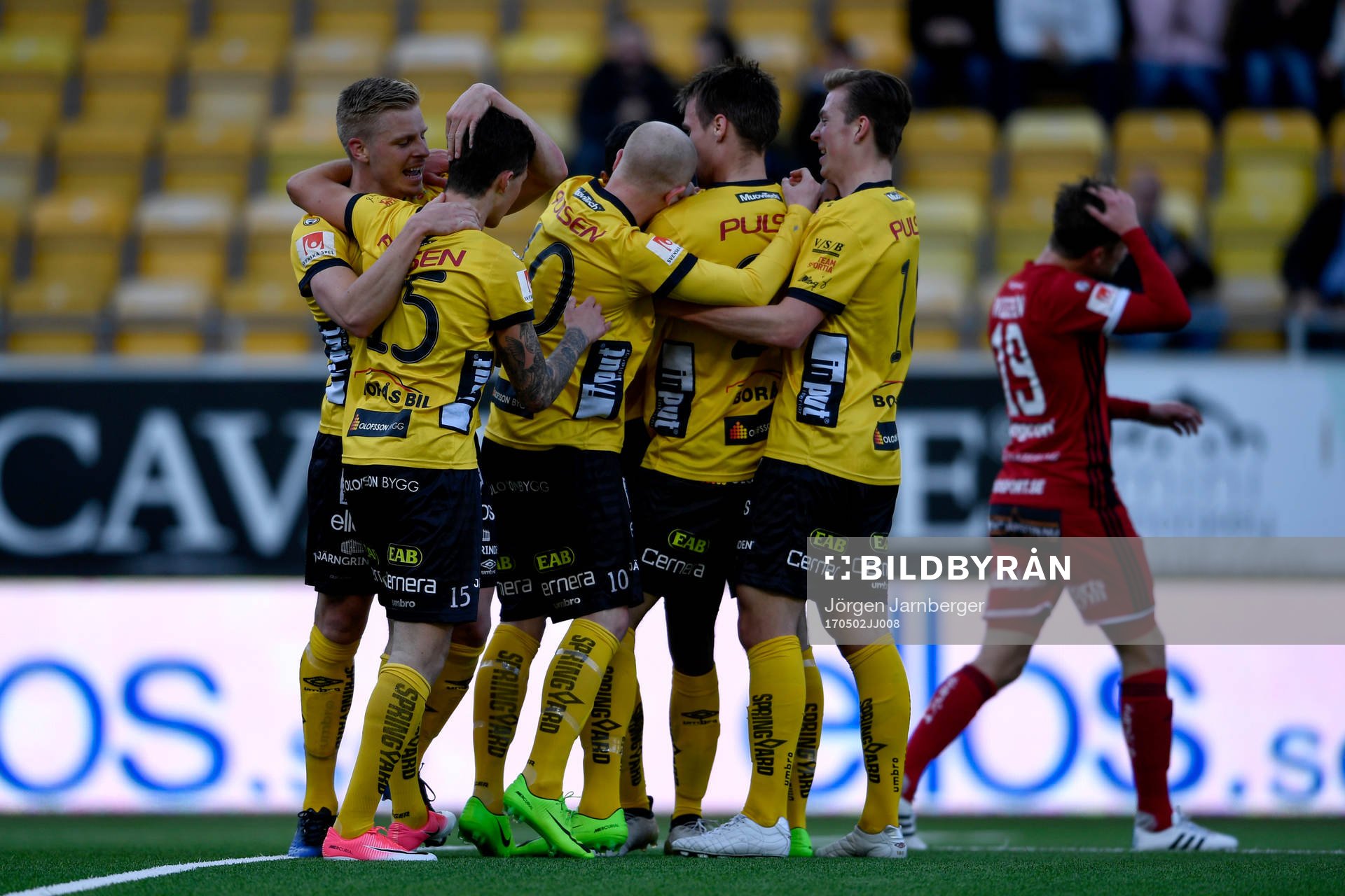 Elfsborgs Alex Dyer jublar med lagkamrater efter 1-0 under fotbollsmatchen i Allsvenskan mellan Elfsborg och Östersund den 2 maj 2017 i Borås.