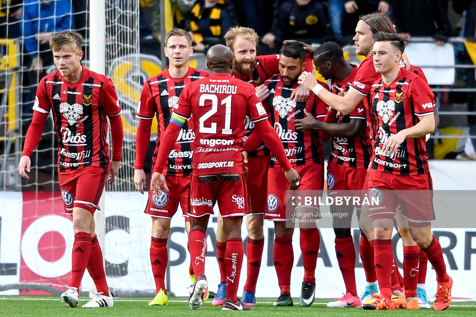 Östersunds Saman Ghoddos jublar med lagkamrater