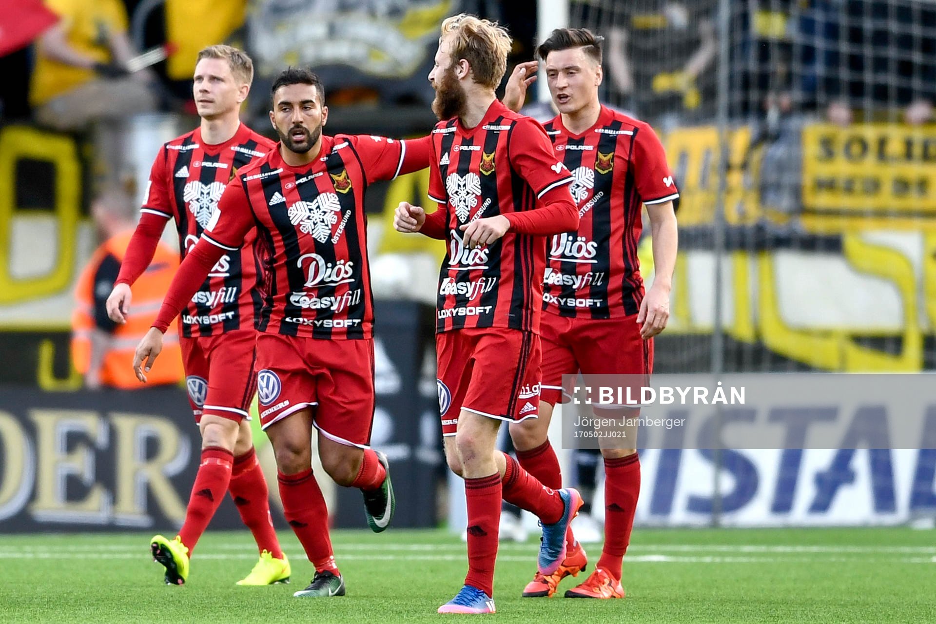 Östersunds Saman Ghoddos jublar med lagkamrater efter 2-2 under fotbollsmatchen i Allsvenskan mellan Elfsborg och Östersund den 2 maj 2017 i Borås.