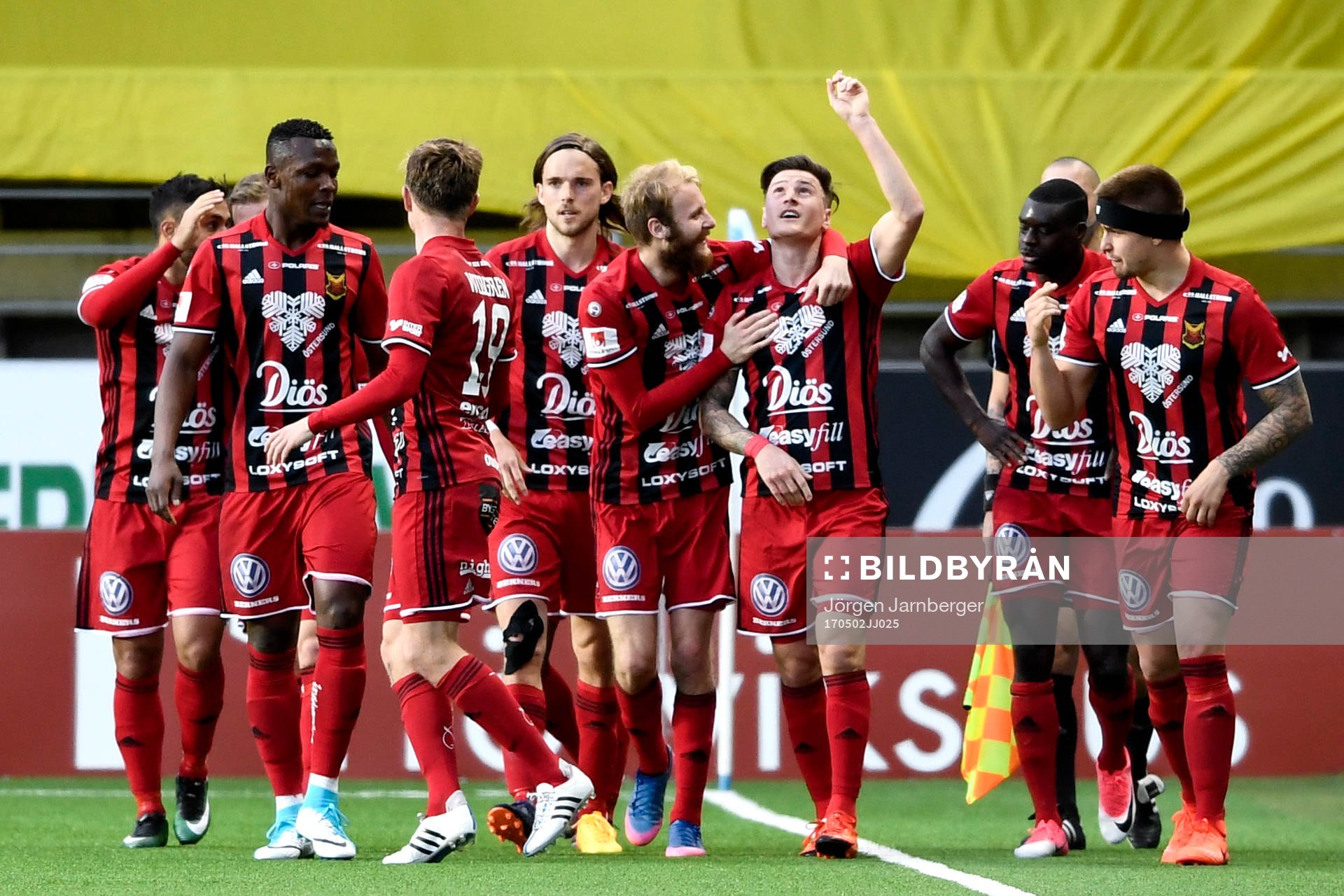 Östersunds Jamie Hopcutt jublar med lagkamrater