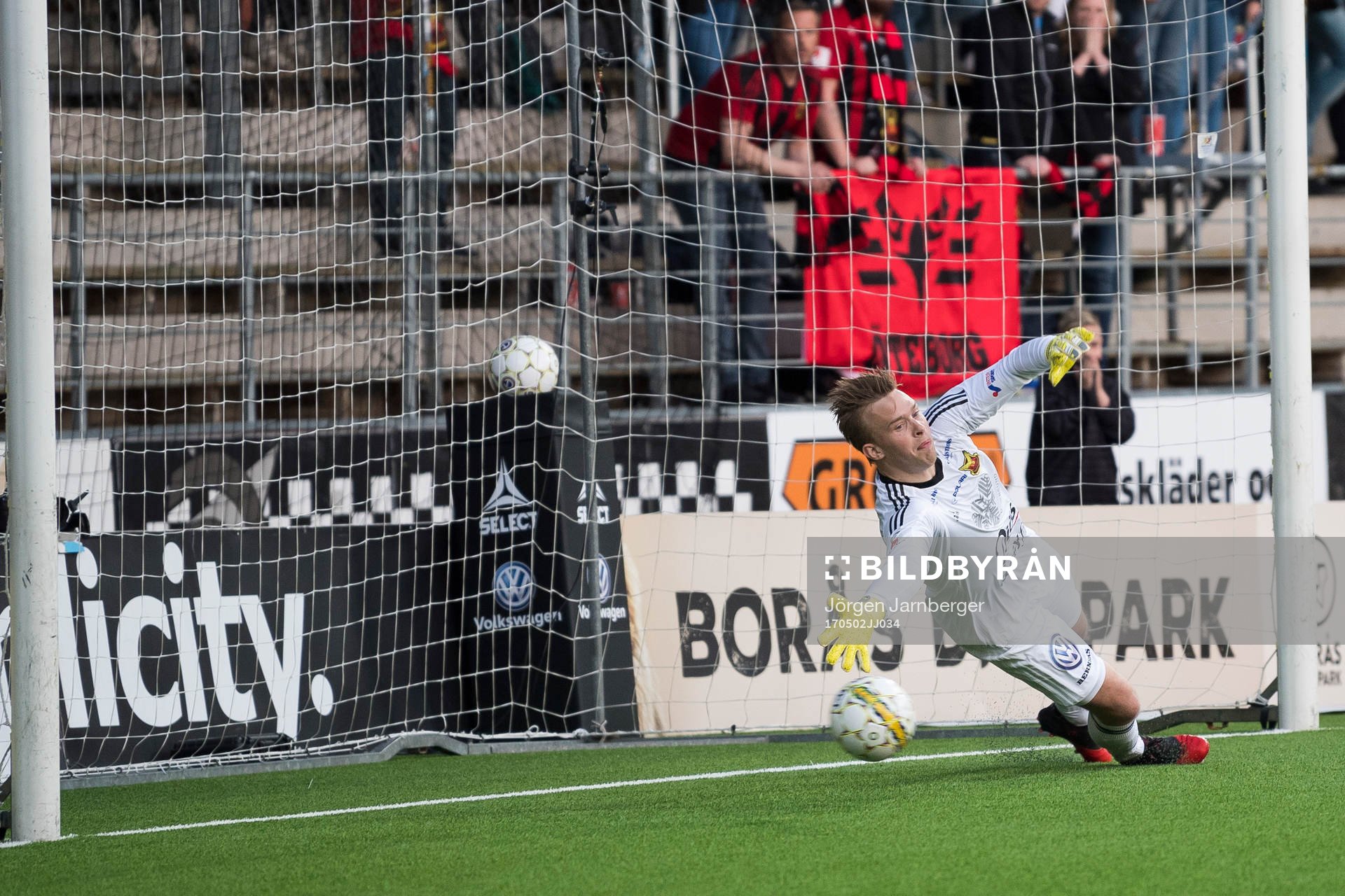 Östersunds målvakt Andreas Andersson ser bollen rulla i