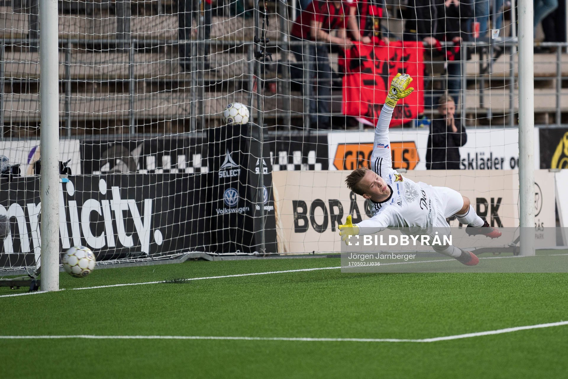 Östersunds målvakt Andreas Andersson ser bollen rulla i