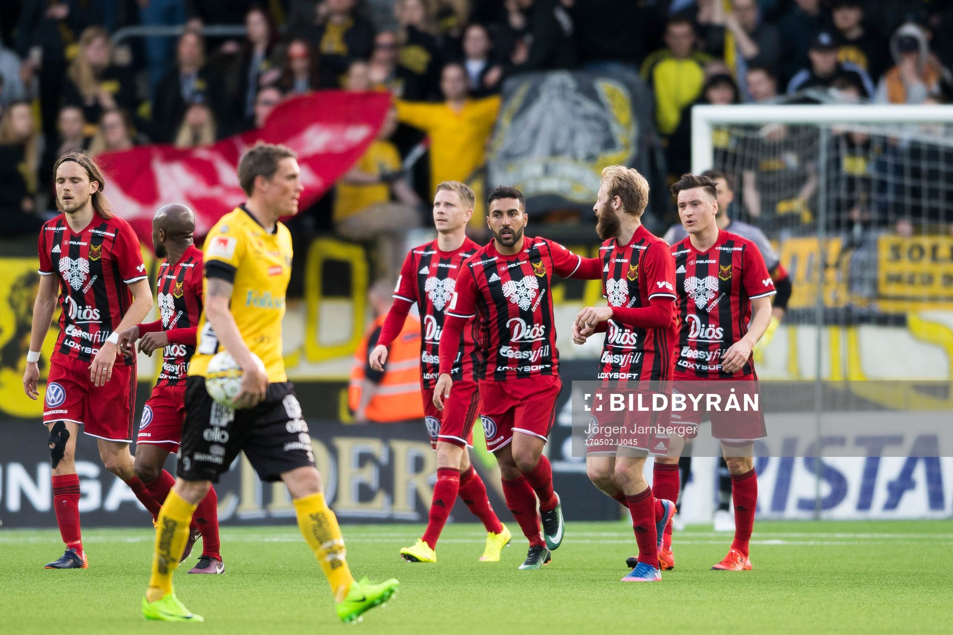 Östersunds Saman Ghoddos jublar med övriga spelare efter att gjort mål under fotbollsmatchen i Allsvenskan mellan Elfsborg och Östersund den 2 maj 2017 i Borås.