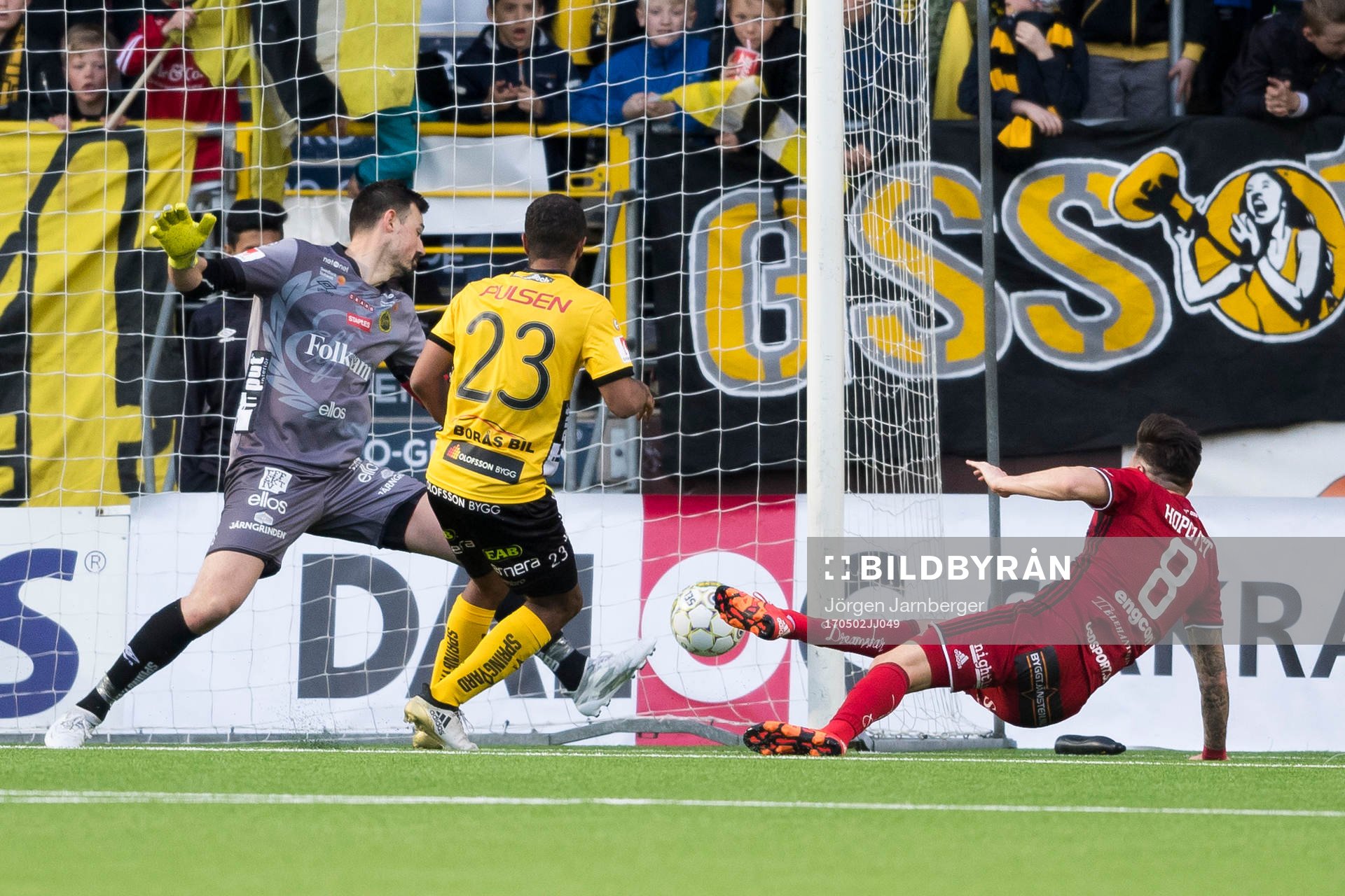 Östersunds Jamie Hopcutt gör mål under fotbollsmatchen i Allsvenskan mellan Elfsborg och Östersund den 2 maj 2017 i Borås.