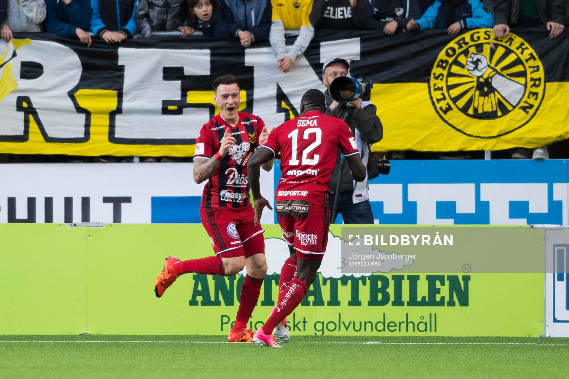 Östersunds Jamie Hopcutt jublar efter att gjort mål under fotbollsmatchen i Allsvenskan mellan Elfsborg och Östersund den 2 maj 2017 i Borås.