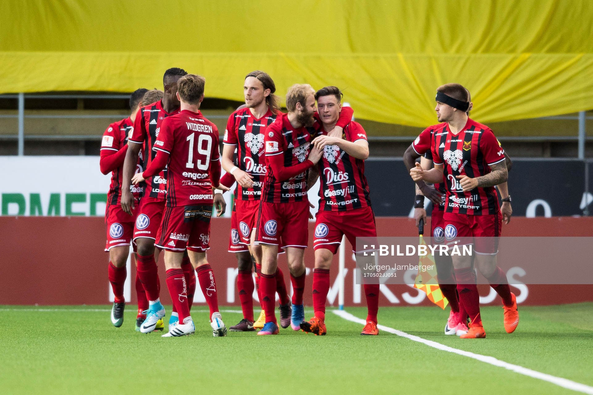Östersunds Jamie Hopcutt kramas om av Curtis Edwards efter att gjort mål under fotbollsmatchen i Allsvenskan mellan Elfsborg och Östersund den 2 maj 2017 i Borås.
