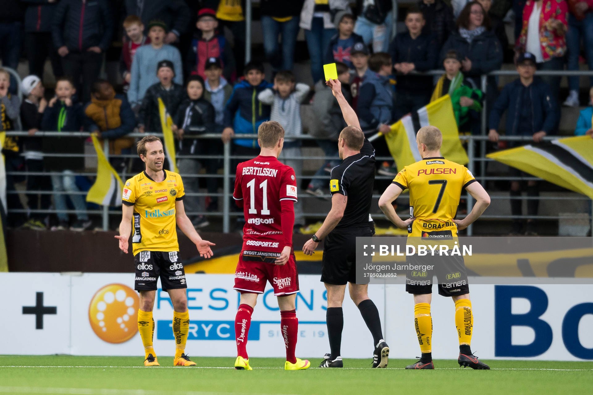 Elfsborgs Anders Randrup förvånad då han får varning och Östersund får straff under fotbollsmatchen i Allsvenskan mellan Elfsborg och Östersund den 2 maj 2017 i Borås.