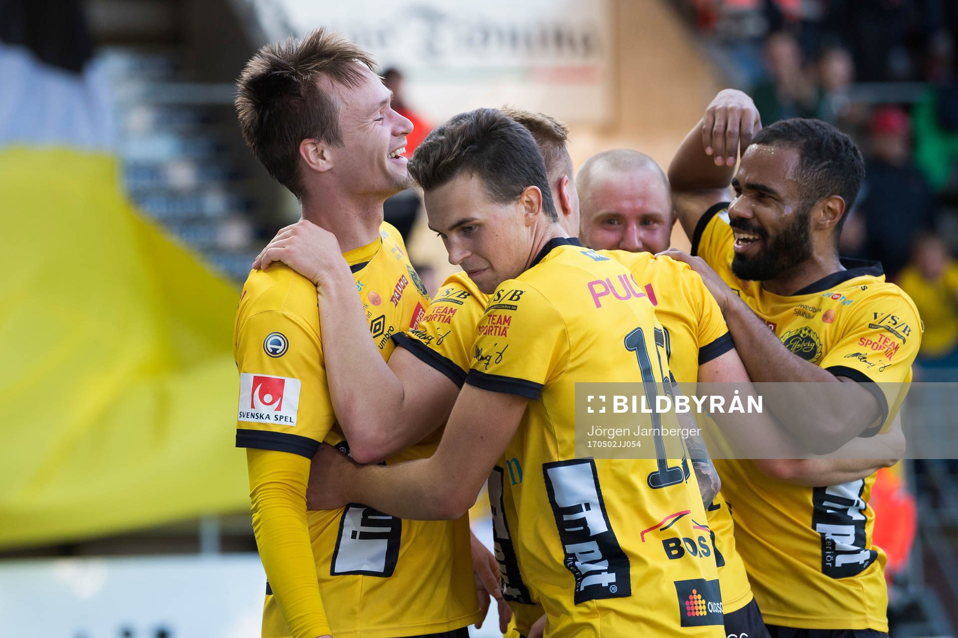 Elfsborgs Viktor Prodell jublar med Rasmus Rosenqvist, Simon Lundevall och Alex Dyer efter mål under fotbollsmatchen i Allsvenskan mellan Elfsborg och Östersund den 2 maj 2017 i Borås.