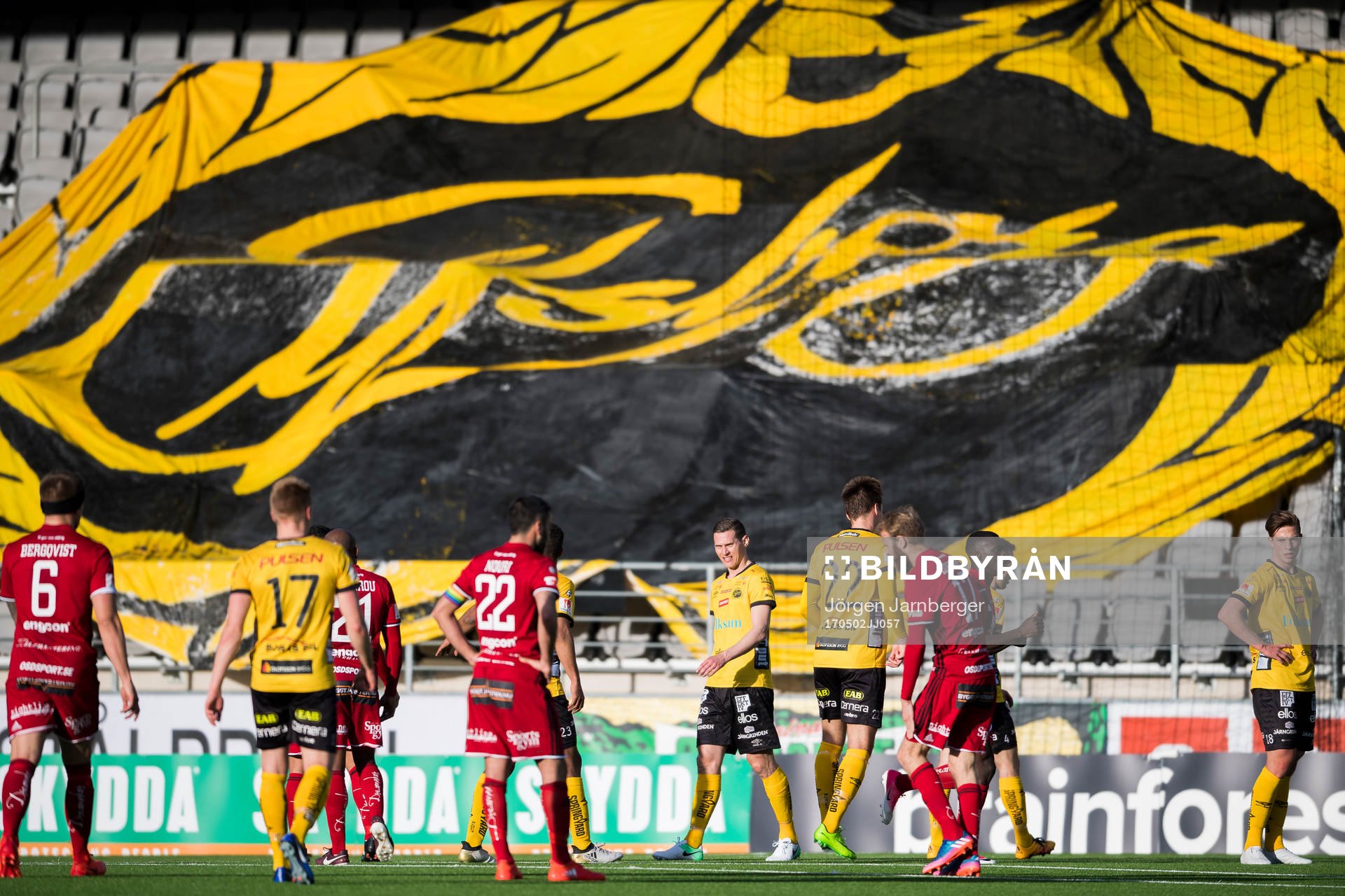 Spelarna med en stor banderoll med Elfsborgs klubbemblem i