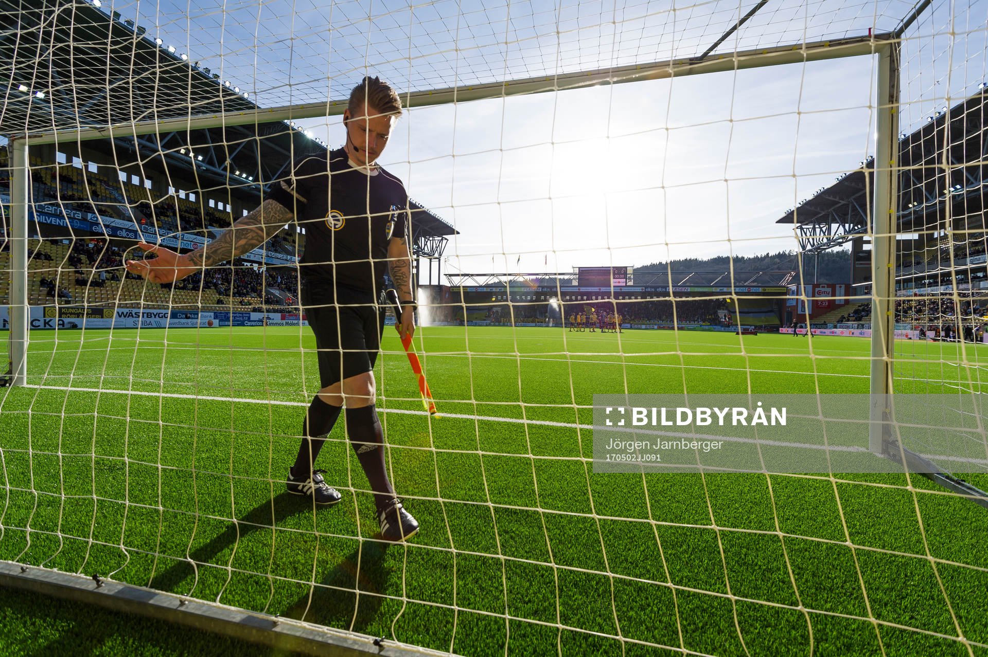 Assisterande domaren kollar nätet innan fotbollsmatchen i
