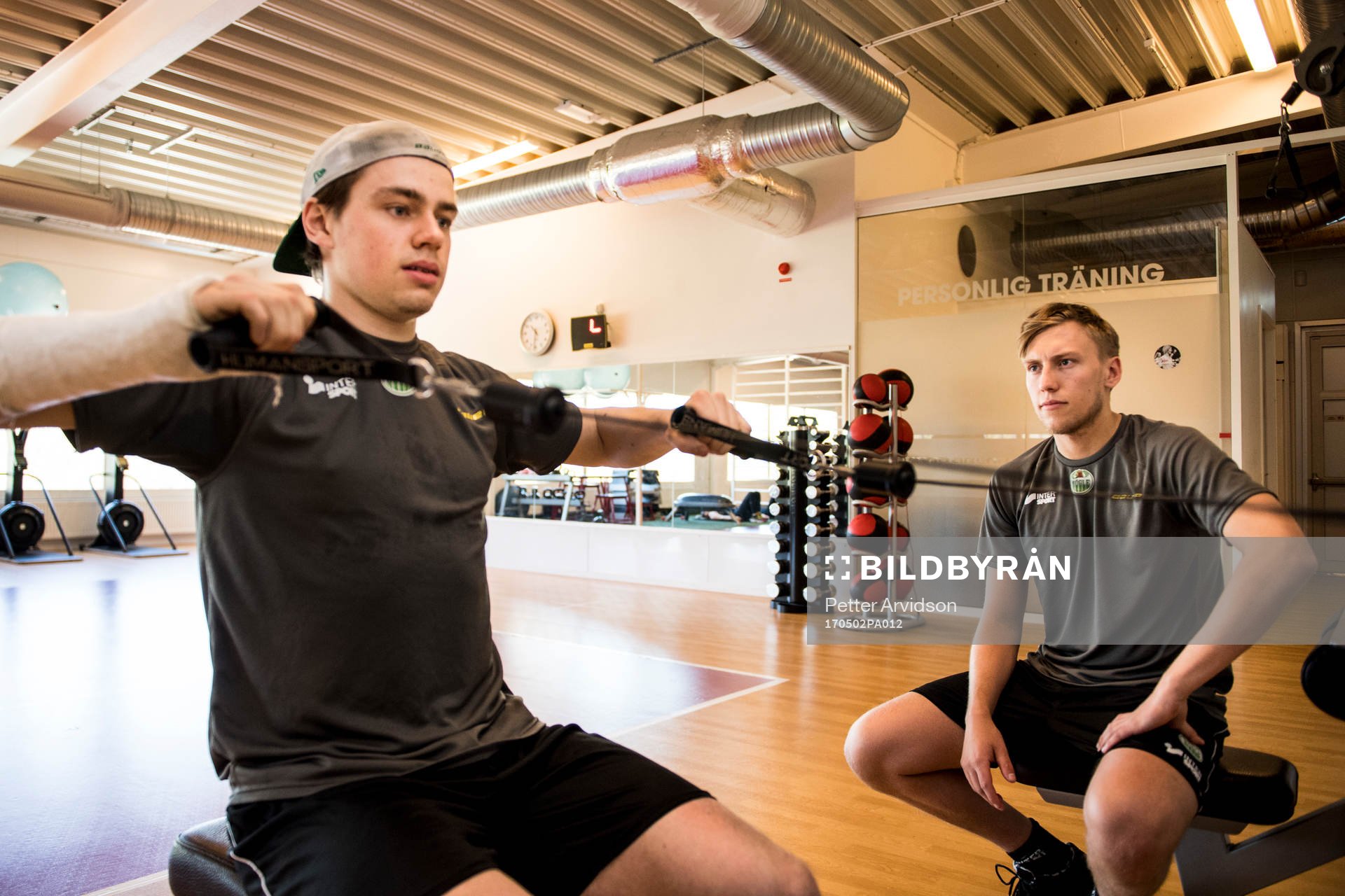 Filip Karlsson och målvakt Emil Kruse
