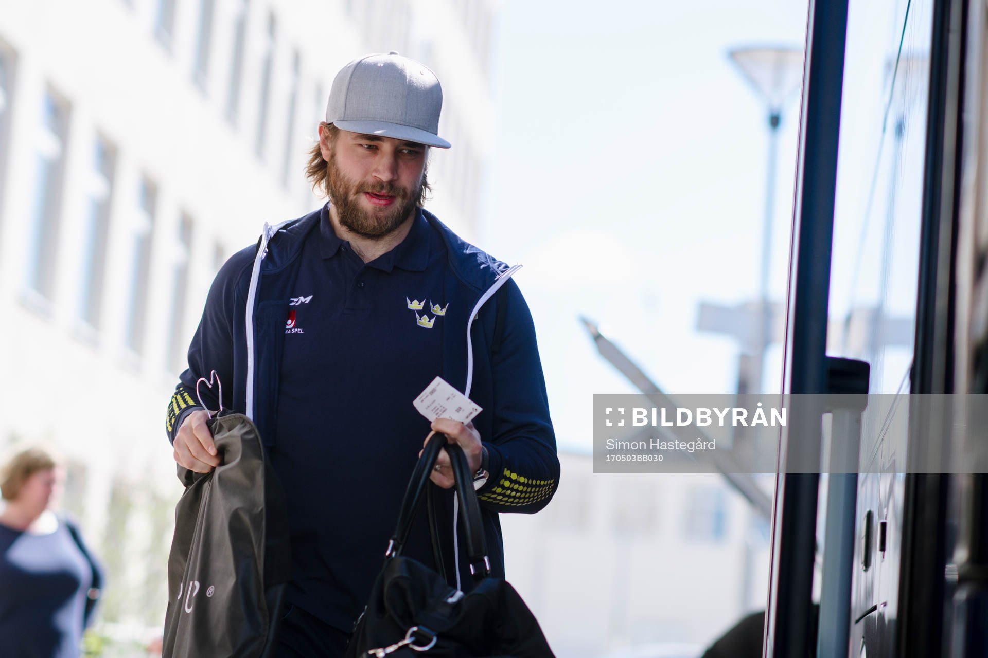 Victor Hedman påväg till bussen mot
