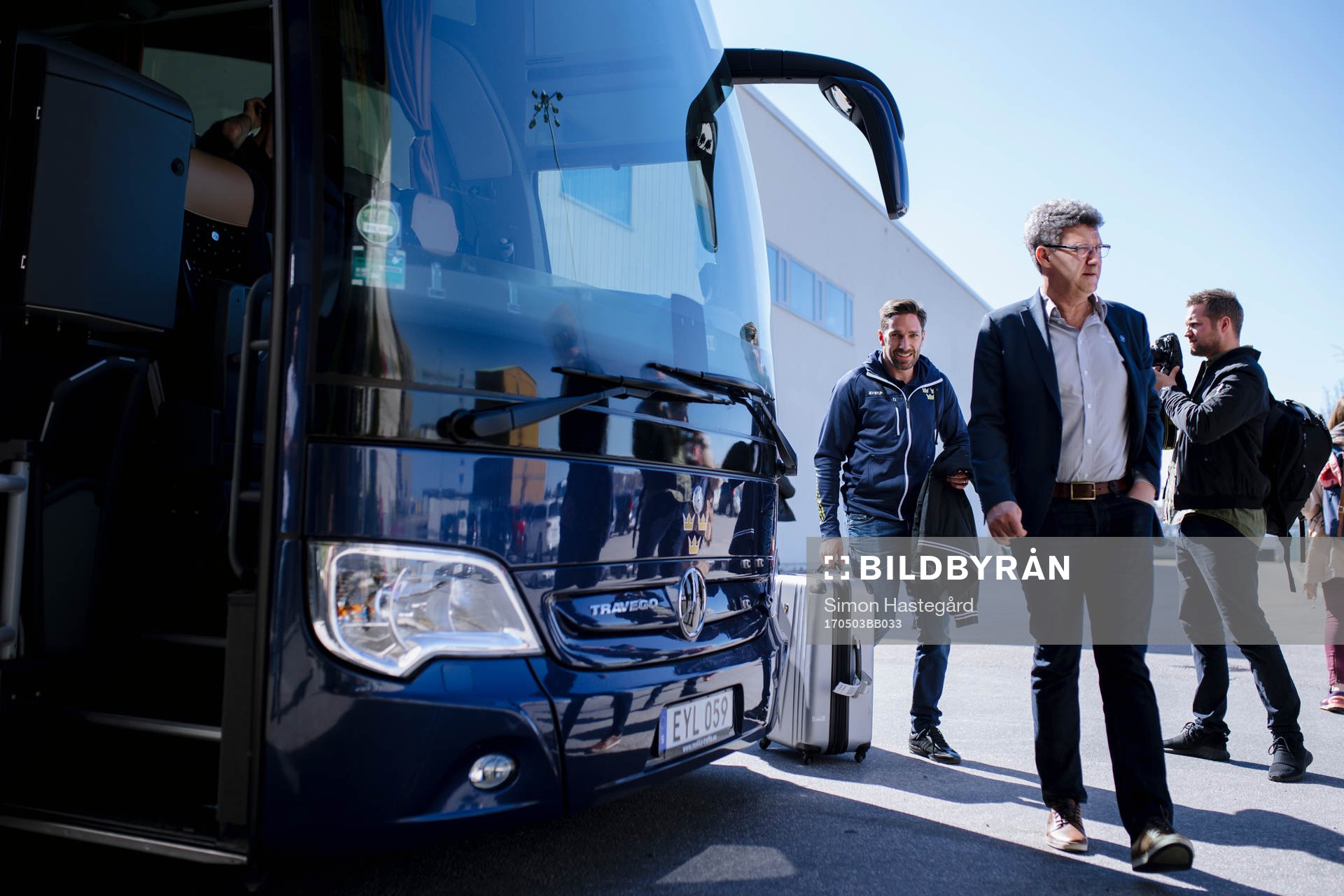 Joel Lundqvist och team manager Putte Köhler påväg till