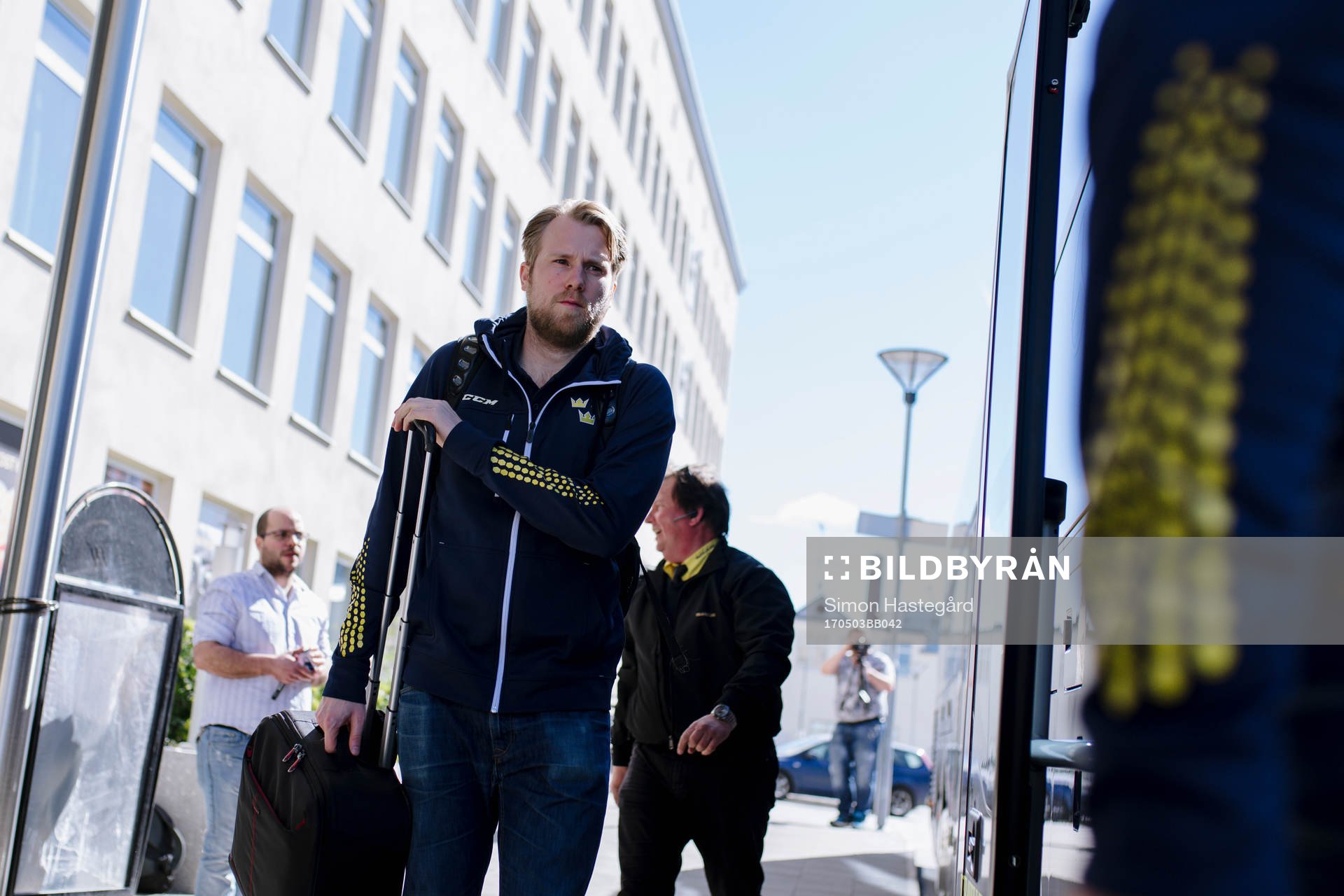påväg till bussen