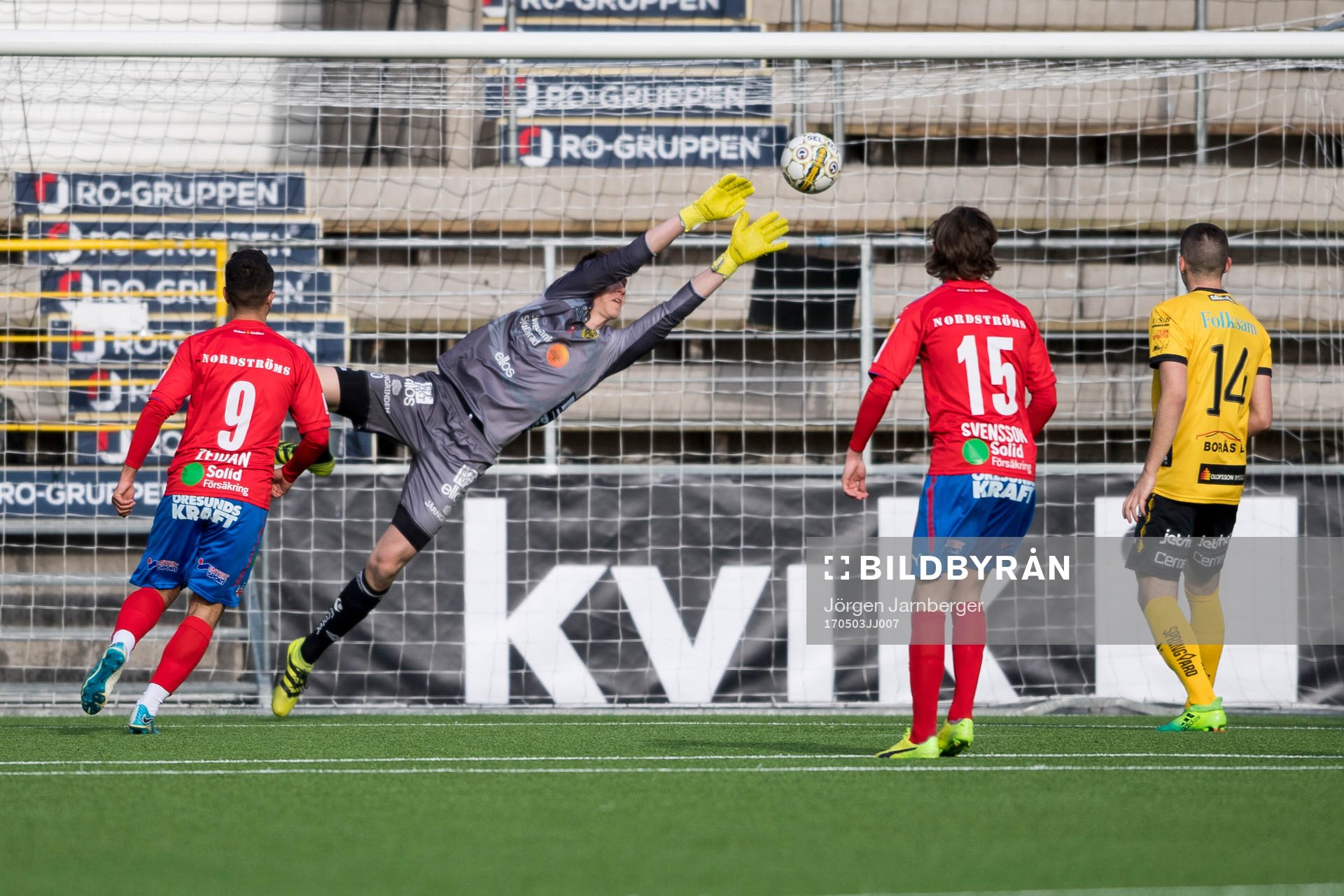 Elfsborgs målvakt David Olsson räddar skott