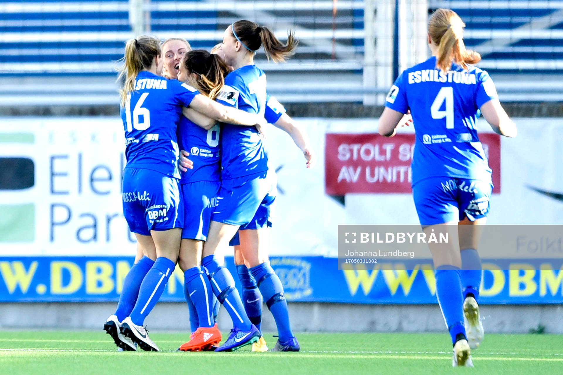 Eskilstunas Mimmi Larsson jublar med lagkamrater efter 1-0 under fotbollsmatchen i Damallsvenskan mellan Eskilstuna och Rosengård den 3 maj 2017 i Eskilstuna.