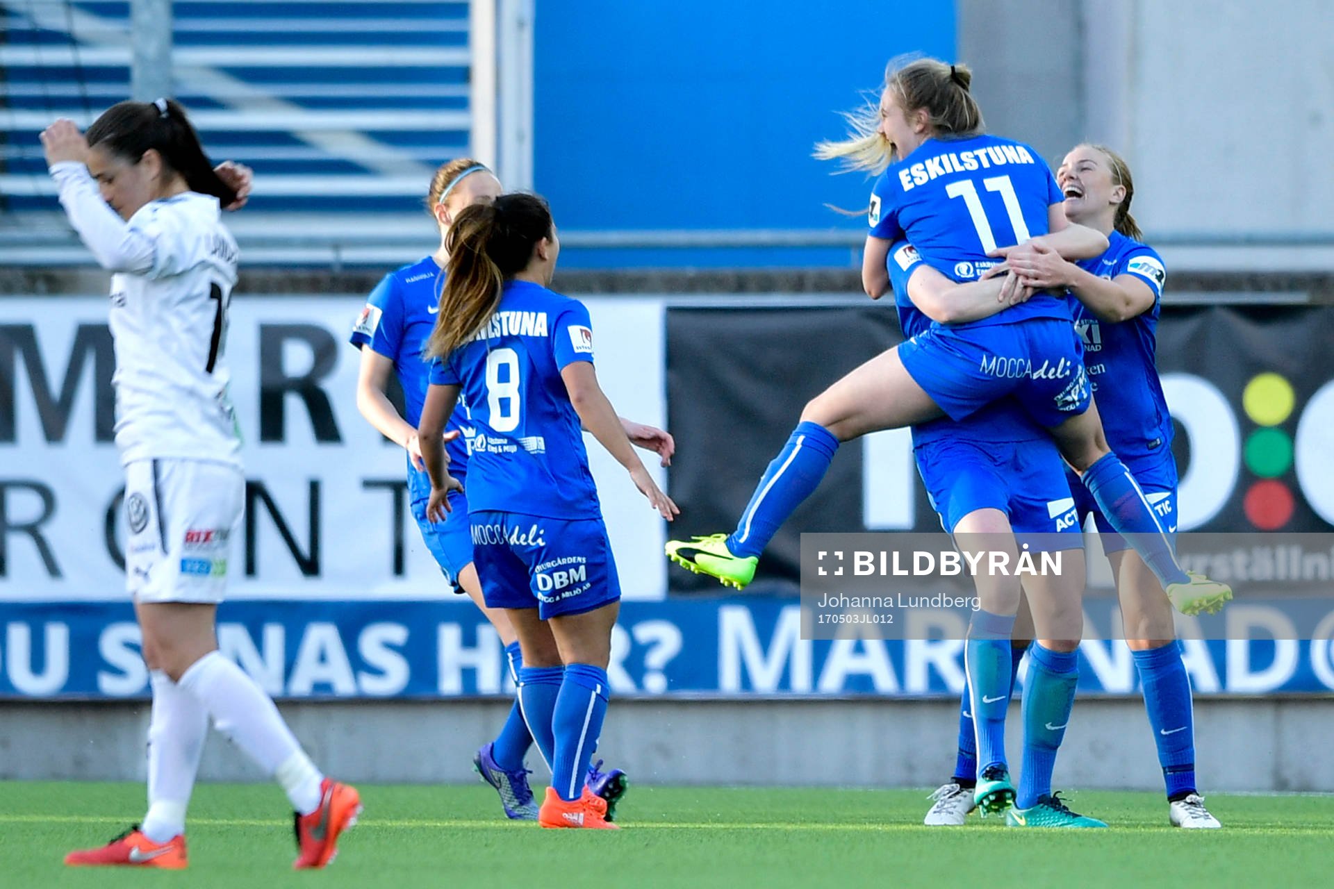 Eskilstunas Fiona Brown jublar med lagkamrater efter 2-0 under fotbollsmatchen i Damallsvenskan mellan Eskilstuna och Rosengård den 3 maj 2017 i Eskilstuna.