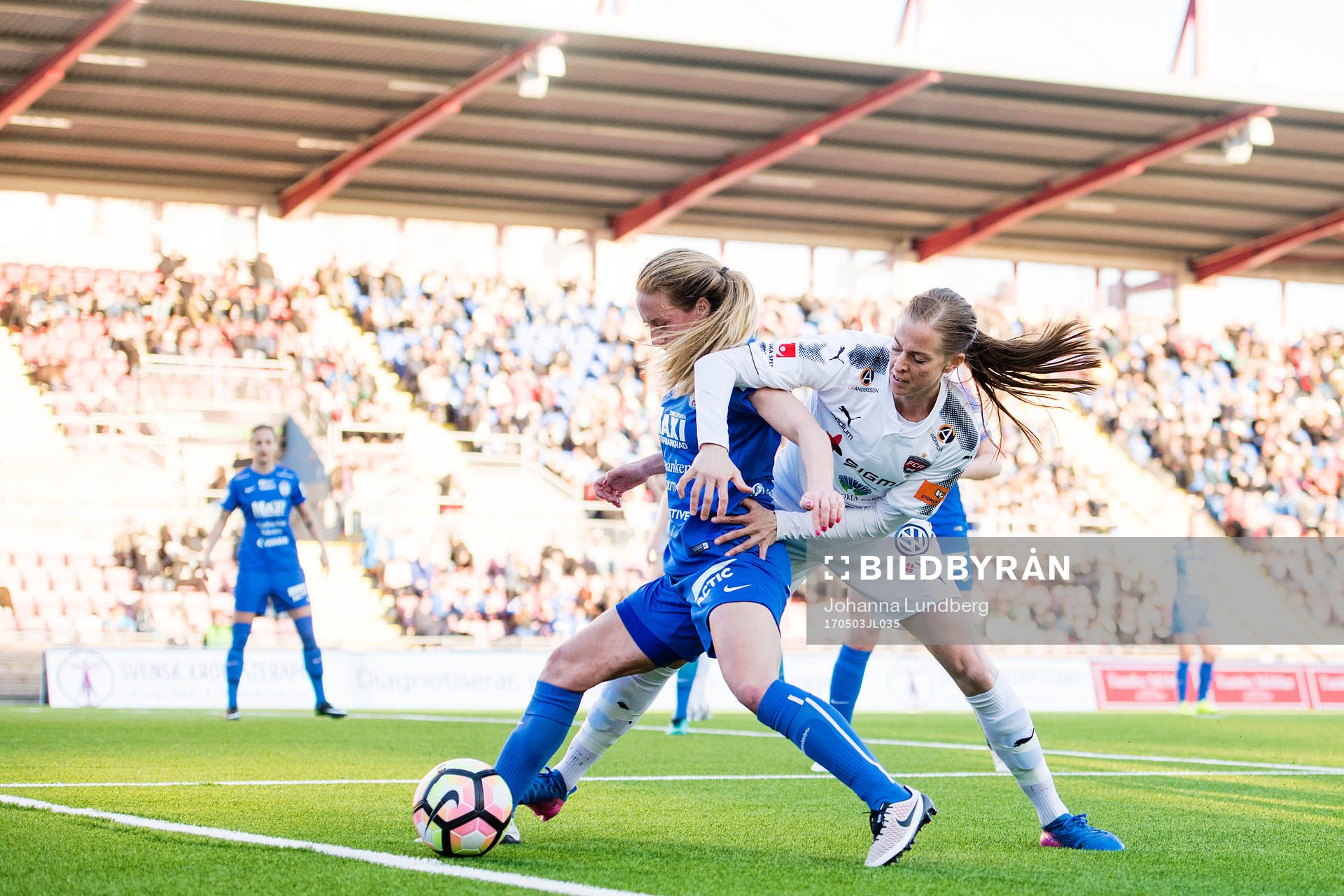 Eskilstunas Ingrid Schjelderup mot Rosengårds Lotta Schelin under fotbollsmatchen i Damallsvenskan mellan Eskilstuna och Rosengård den 3 maj 2017 i Eskilstuna.